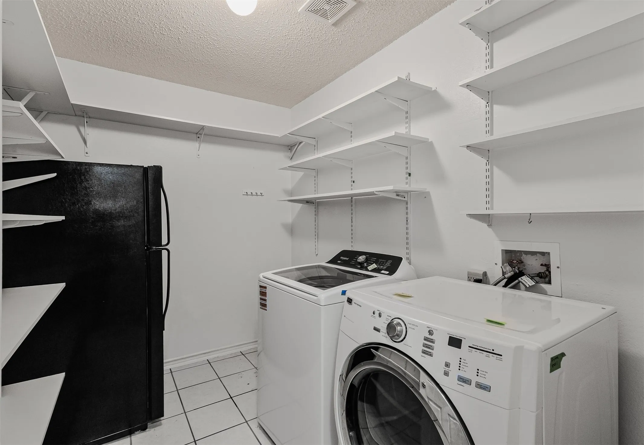 Single Family Residence For Sale in Rockwall County , 838 Oak Hollow Lane, Rockwall, Texas 75087, 3 Bedroom, 2 Bathroom, 2 Garage spaces, 2,176 Sqft, built in 2001, mls#21379210, Real Estate Agent in Rockwall, Homes For Sale in Rockwall county, Homes For Sale in Rockwall, Realtor in Rockwall Texas, Real Estate Brokerage Independent Realty Texas, Luminita Cordes Realtor