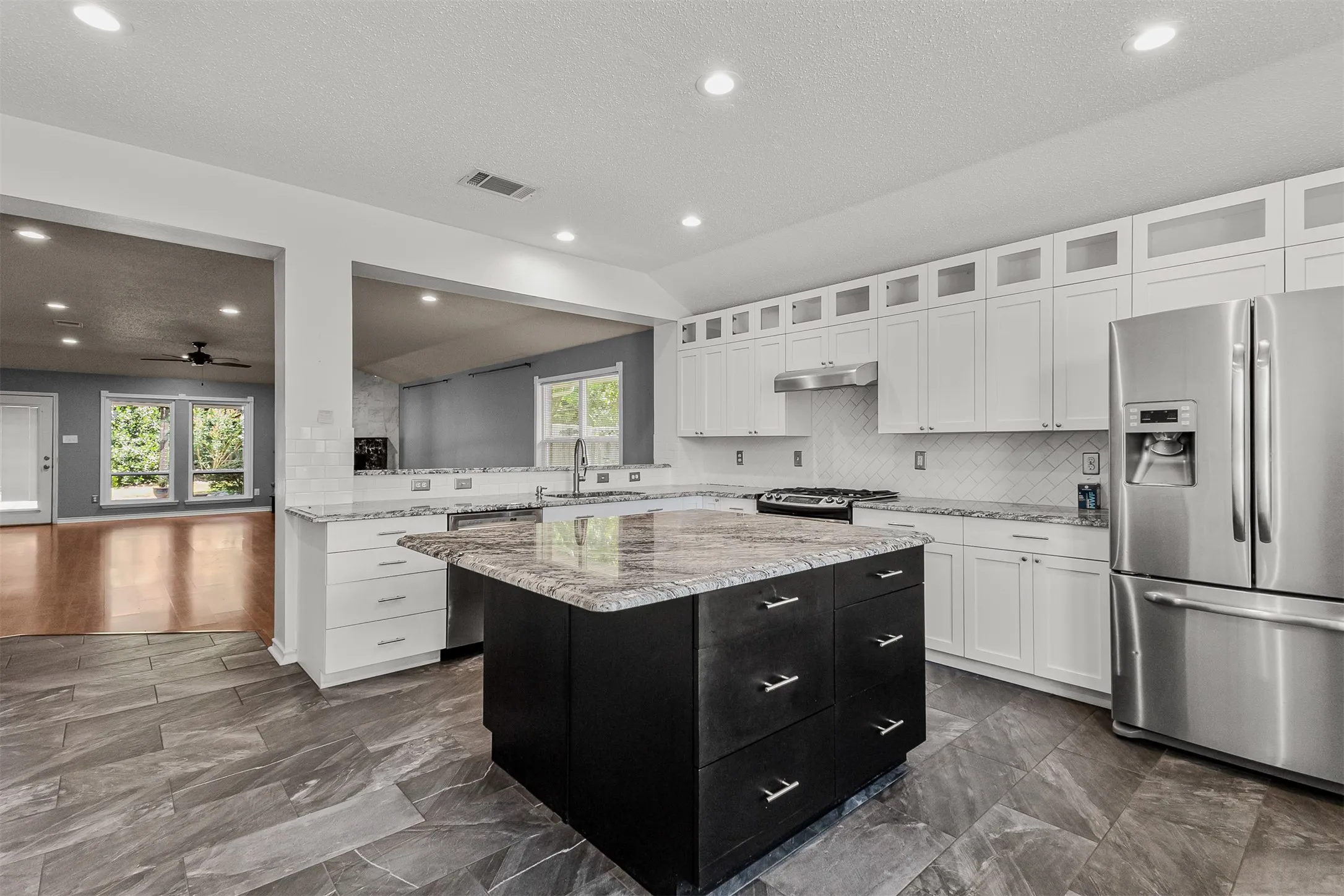 Single Family Residence For Sale in Rockwall County , 838 Oak Hollow Lane, Rockwall, Texas 75087, 3 Bedroom, 2 Bathroom, 2 Garage spaces, 2,176 Sqft, built in 2001, mls#21379210, Real Estate Agent in Rockwall, Homes For Sale in Rockwall county, Homes For Sale in Rockwall, Realtor in Rockwall Texas, Real Estate Brokerage Independent Realty Texas, Luminita Cordes Realtor