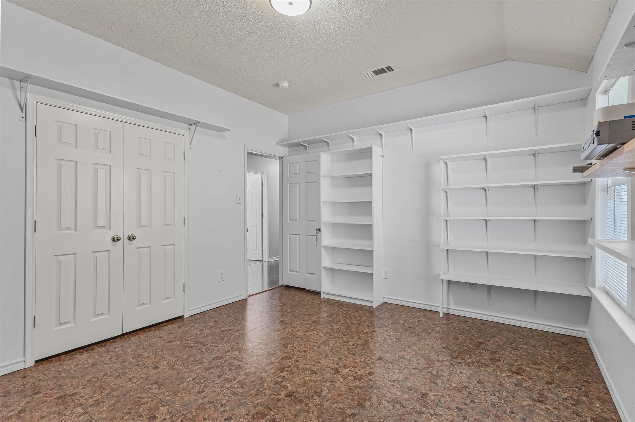 Single Family Residence For Sale in Rockwall County , 838 Oak Hollow Lane, Rockwall, Texas 75087, 3 Bedroom, 2 Bathroom, 2 Garage spaces, 2,176 Sqft, built in 2001, mls#21379210, Real Estate Agent in Rockwall, Homes For Sale in Rockwall county, Homes For Sale in Rockwall, Realtor in Rockwall Texas, Real Estate Brokerage Independent Realty Texas, Luminita Cordes Realtor
