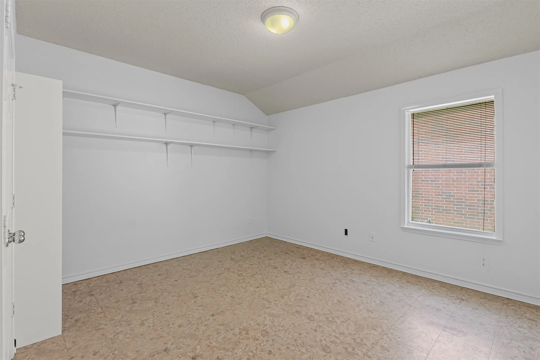 Single Family Residence For Sale in Rockwall County , 838 Oak Hollow Lane, Rockwall, Texas 75087, 3 Bedroom, 2 Bathroom, 2 Garage spaces, 2,176 Sqft, built in 2001, mls#21379210, Real Estate Agent in Rockwall, Homes For Sale in Rockwall county, Homes For Sale in Rockwall, Realtor in Rockwall Texas, Real Estate Brokerage Independent Realty Texas, Luminita Cordes Realtor