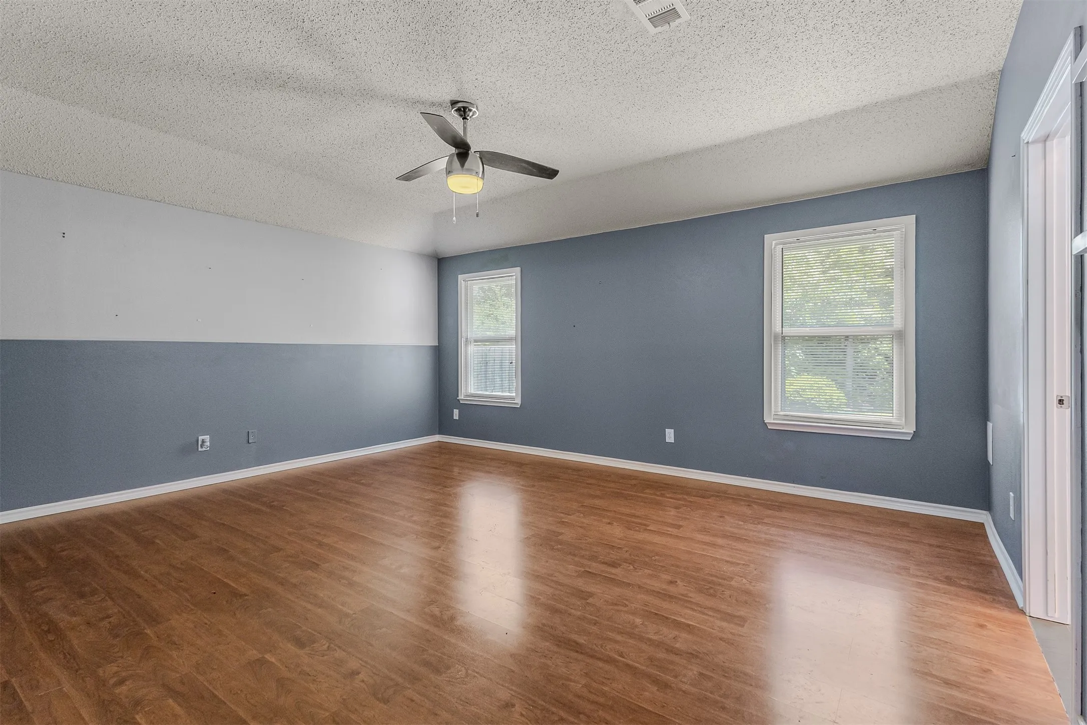 Single Family Residence For Sale in Rockwall County , 838 Oak Hollow Lane, Rockwall, Texas 75087, 3 Bedroom, 2 Bathroom, 2 Garage spaces, 2,176 Sqft, built in 2001, mls#21379210, Real Estate Agent in Rockwall, Homes For Sale in Rockwall county, Homes For Sale in Rockwall, Realtor in Rockwall Texas, Real Estate Brokerage Independent Realty Texas, Luminita Cordes Realtor