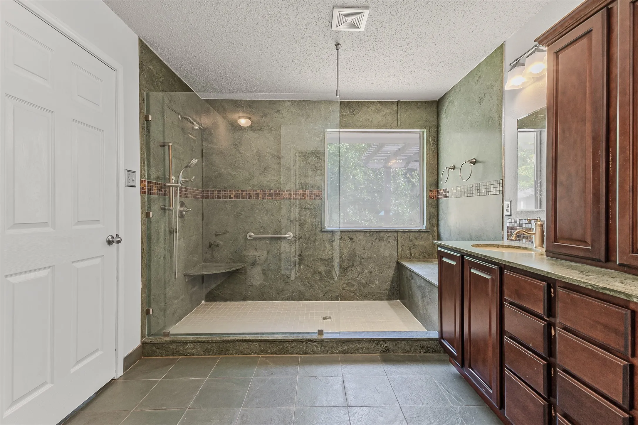 Single Family Residence For Sale in Rockwall County , 838 Oak Hollow Lane, Rockwall, Texas 75087, 3 Bedroom, 2 Bathroom, 2 Garage spaces, 2,176 Sqft, built in 2001, mls#21379210, Real Estate Agent in Rockwall, Homes For Sale in Rockwall county, Homes For Sale in Rockwall, Realtor in Rockwall Texas, Real Estate Brokerage Independent Realty Texas, Luminita Cordes Realtor
