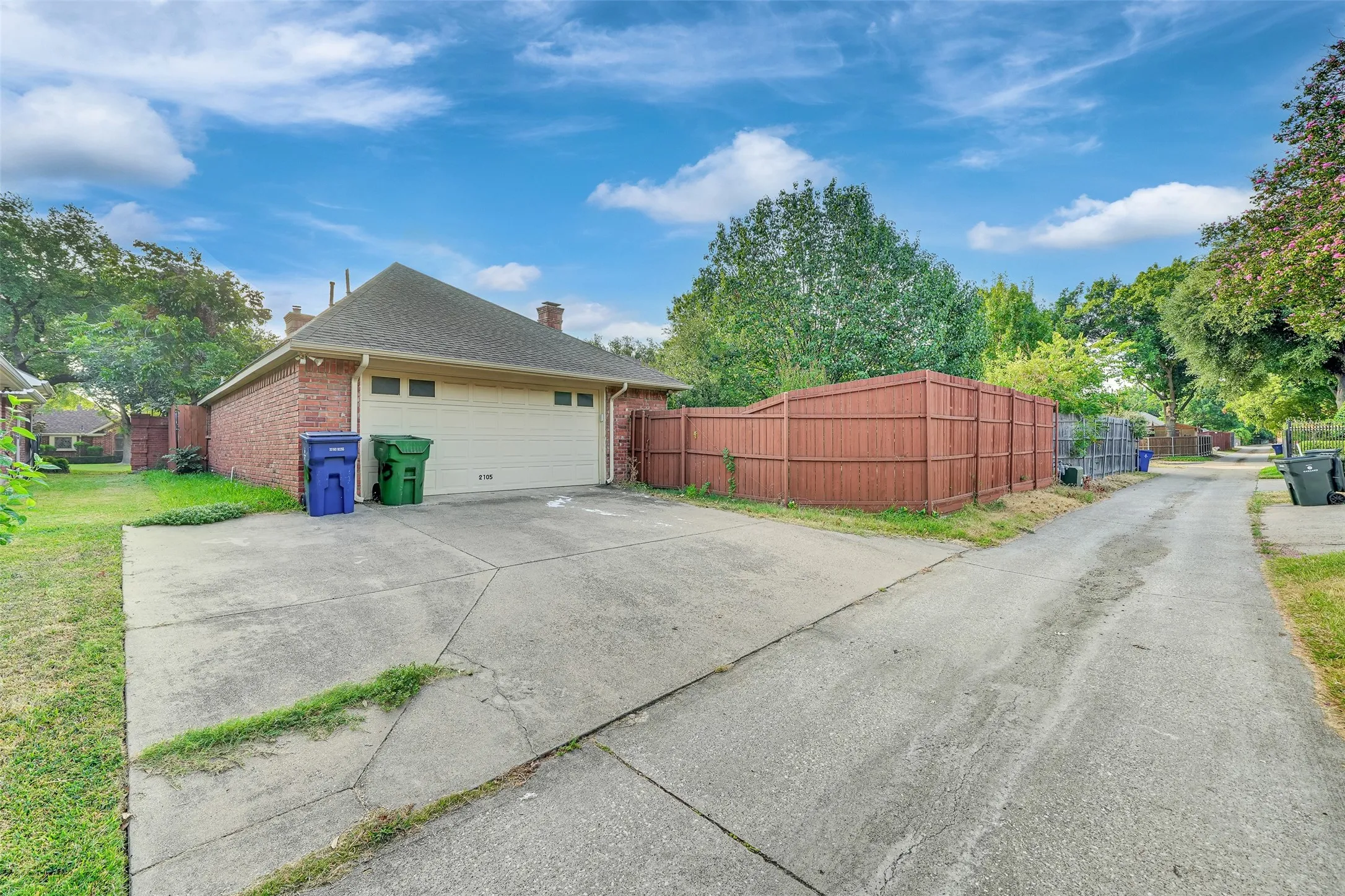 Single Family Residence For Rent in Dallas County , 2105 Rolling Oak Lane, Garland, Texas 75044, 4 Bedroom, 3 Bathroom, 2 Garage spaces, 2,623 Sqft, built in 1987, mls#21379518, Real Estate Agent in Garland, Homes For Rent in Dallas county, Homes For Rent in Garland, Realtor in Garland Texas, Real Estate Brokerage Independent Realty Texas, Luminita Cordes Realtor