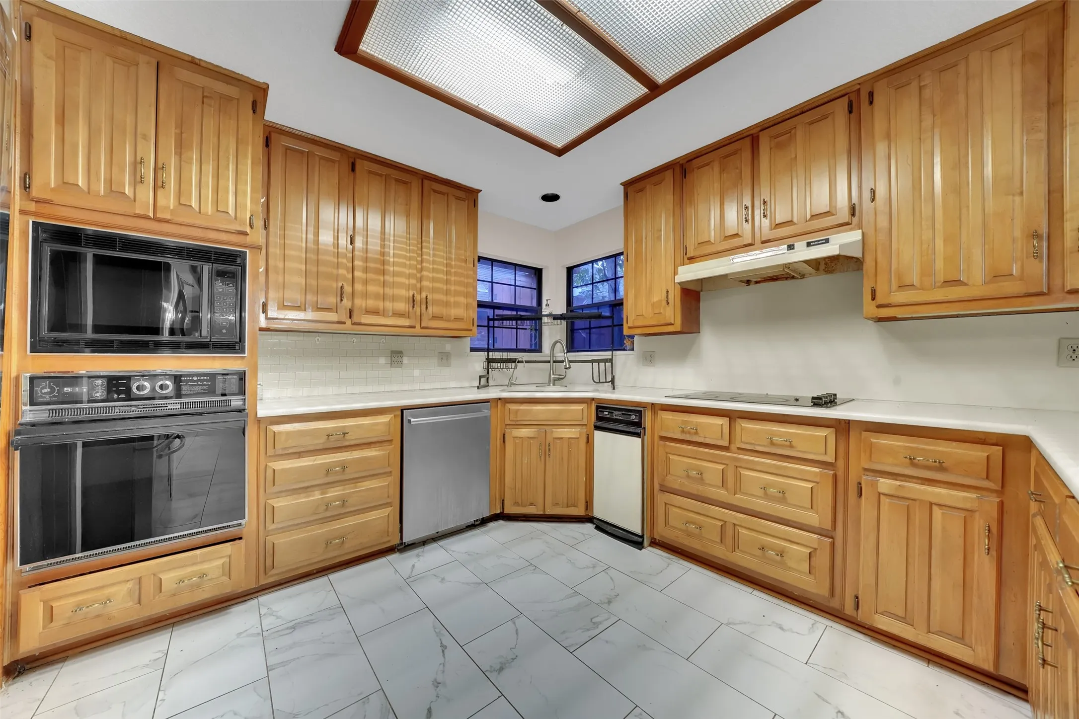 Single Family Residence For Rent in Dallas County , 2105 Rolling Oak Lane, Garland, Texas 75044, 4 Bedroom, 3 Bathroom, 2 Garage spaces, 2,623 Sqft, built in 1987, mls#21379518, Real Estate Agent in Garland, Homes For Rent in Dallas county, Homes For Rent in Garland, Realtor in Garland Texas, Real Estate Brokerage Independent Realty Texas, Luminita Cordes Realtor