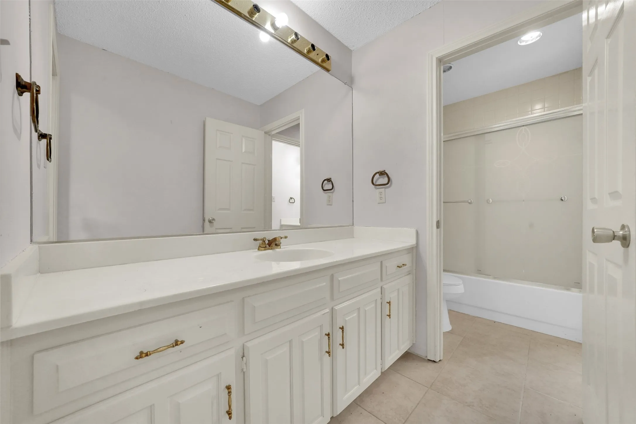 Single Family Residence For Rent in Dallas County , 2105 Rolling Oak Lane, Garland, Texas 75044, 4 Bedroom, 3 Bathroom, 2 Garage spaces, 2,623 Sqft, built in 1987, mls#21379518, Real Estate Agent in Garland, Homes For Rent in Dallas county, Homes For Rent in Garland, Realtor in Garland Texas, Real Estate Brokerage Independent Realty Texas, Luminita Cordes Realtor