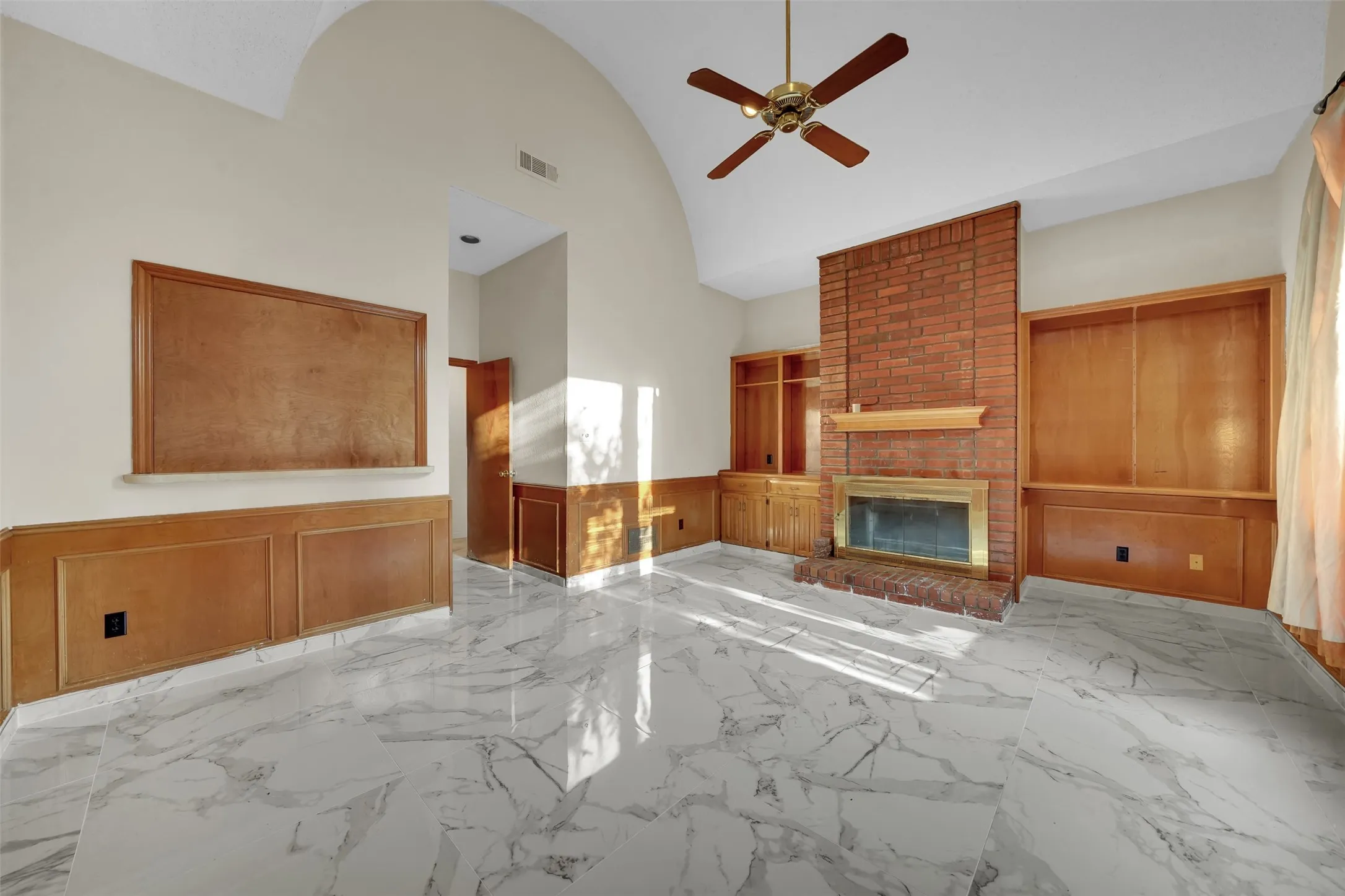 Single Family Residence For Rent in Dallas County , 2105 Rolling Oak Lane, Garland, Texas 75044, 4 Bedroom, 3 Bathroom, 2 Garage spaces, 2,623 Sqft, built in 1987, mls#21379518, Real Estate Agent in Garland, Homes For Rent in Dallas county, Homes For Rent in Garland, Realtor in Garland Texas, Real Estate Brokerage Independent Realty Texas, Luminita Cordes Realtor