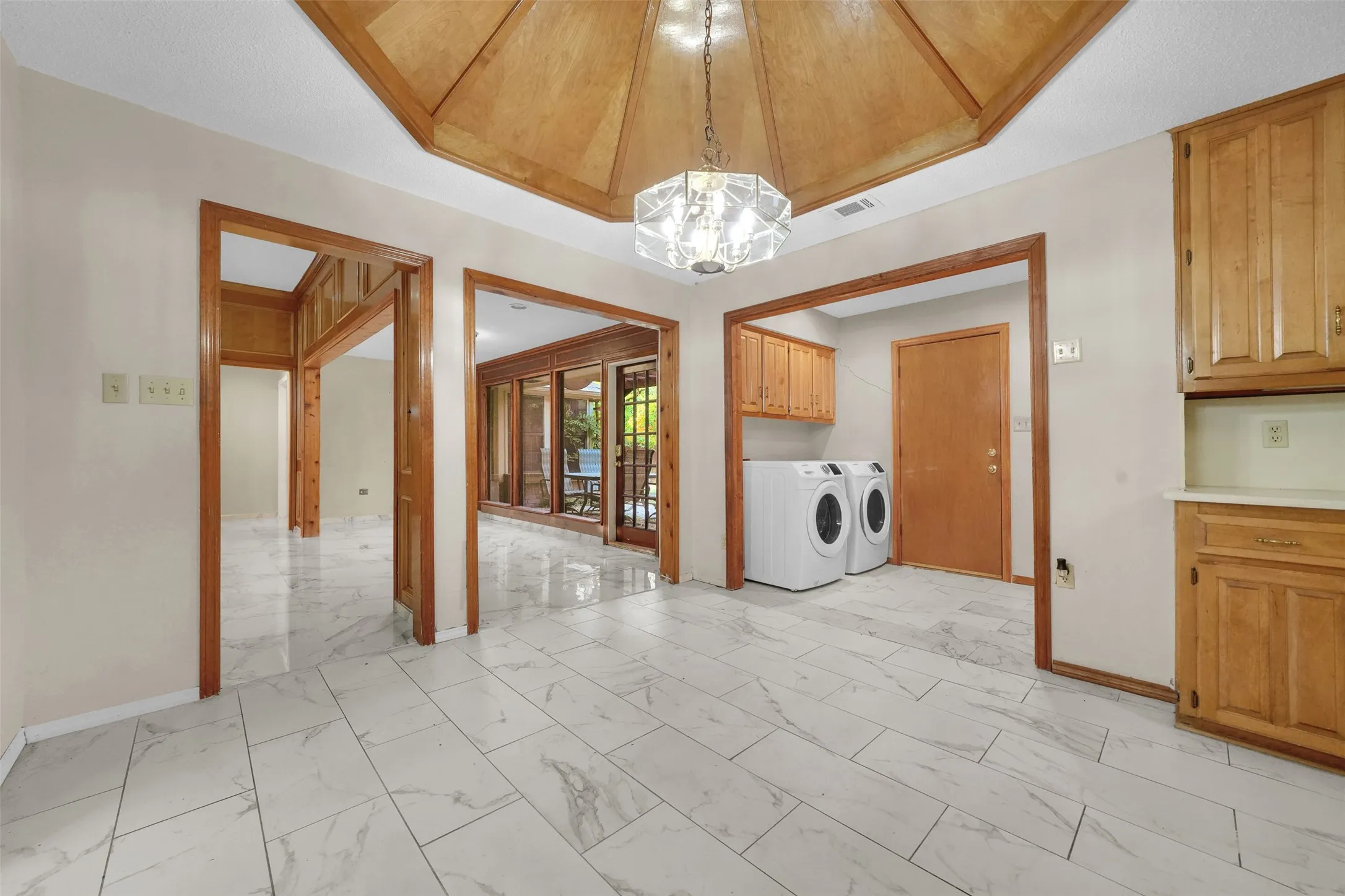 Single Family Residence For Rent in Dallas County , 2105 Rolling Oak Lane, Garland, Texas 75044, 4 Bedroom, 3 Bathroom, 2 Garage spaces, 2,623 Sqft, built in 1987, mls#21379518, Real Estate Agent in Garland, Homes For Rent in Dallas county, Homes For Rent in Garland, Realtor in Garland Texas, Real Estate Brokerage Independent Realty Texas, Luminita Cordes Realtor