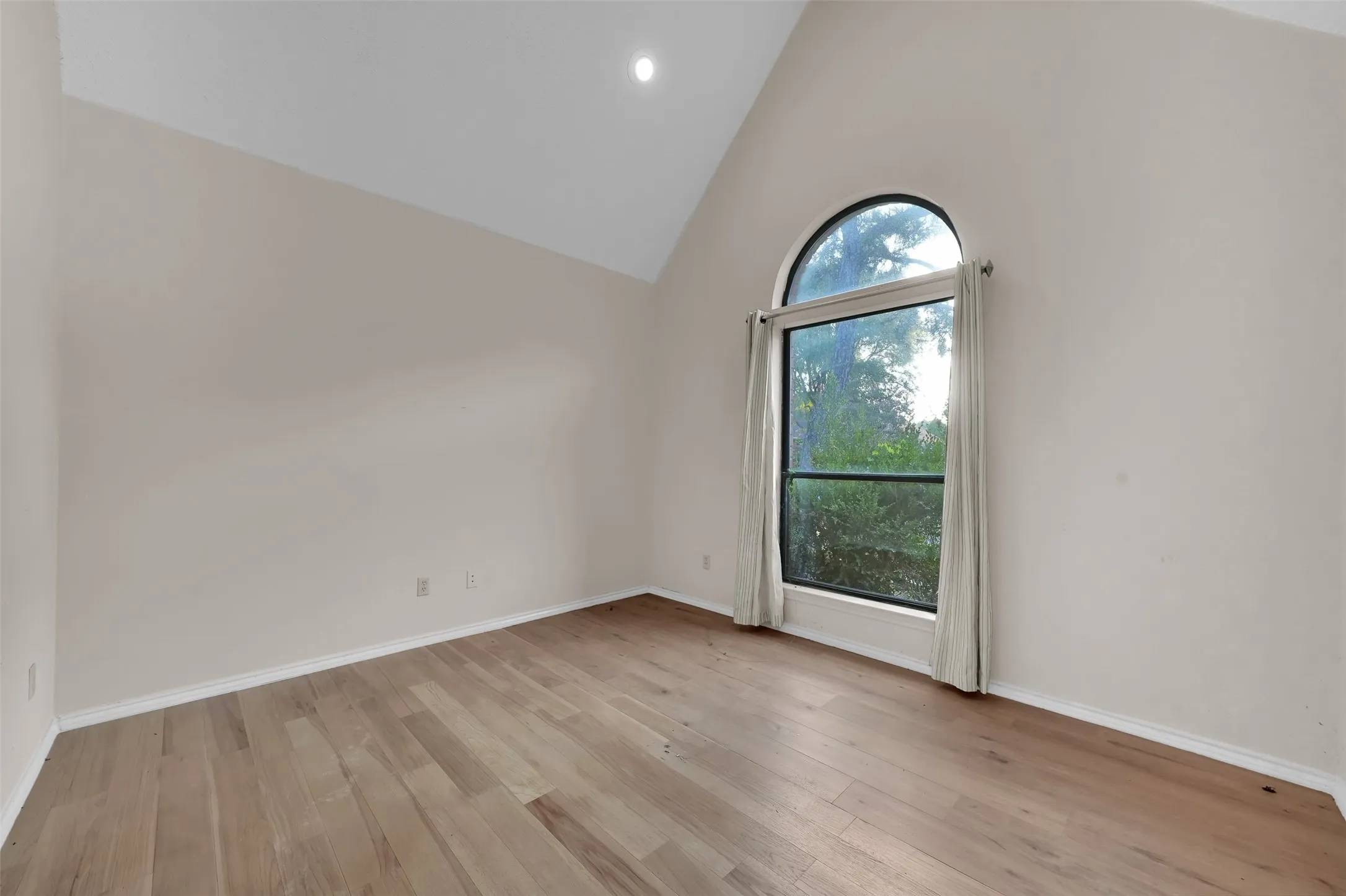Single Family Residence For Rent in Dallas County , 2105 Rolling Oak Lane, Garland, Texas 75044, 4 Bedroom, 3 Bathroom, 2 Garage spaces, 2,623 Sqft, built in 1987, mls#21379518, Real Estate Agent in Garland, Homes For Rent in Dallas county, Homes For Rent in Garland, Realtor in Garland Texas, Real Estate Brokerage Independent Realty Texas, Luminita Cordes Realtor