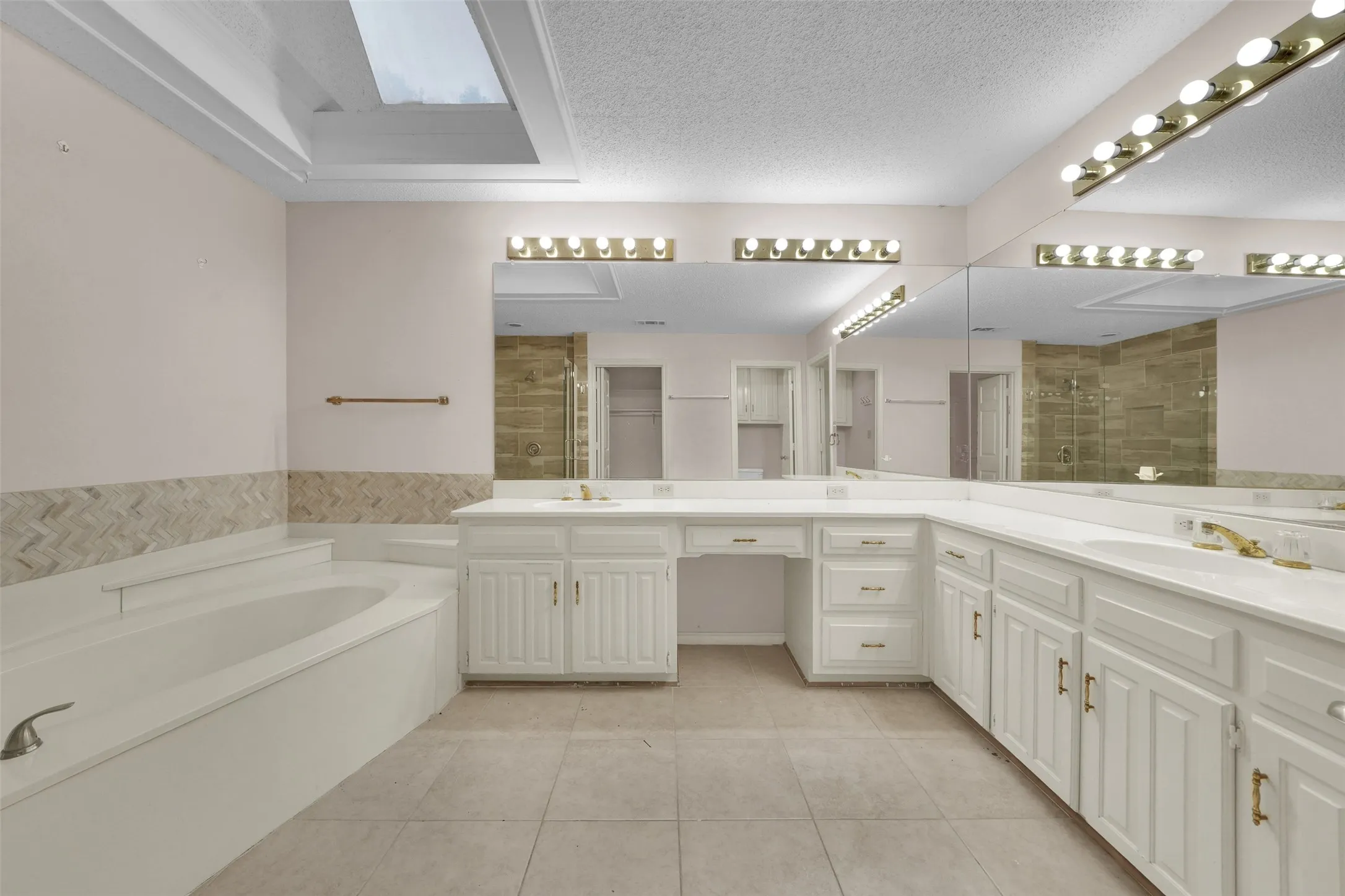 Single Family Residence For Rent in Dallas County , 2105 Rolling Oak Lane, Garland, Texas 75044, 4 Bedroom, 3 Bathroom, 2 Garage spaces, 2,623 Sqft, built in 1987, mls#21379518, Real Estate Agent in Garland, Homes For Rent in Dallas county, Homes For Rent in Garland, Realtor in Garland Texas, Real Estate Brokerage Independent Realty Texas, Luminita Cordes Realtor