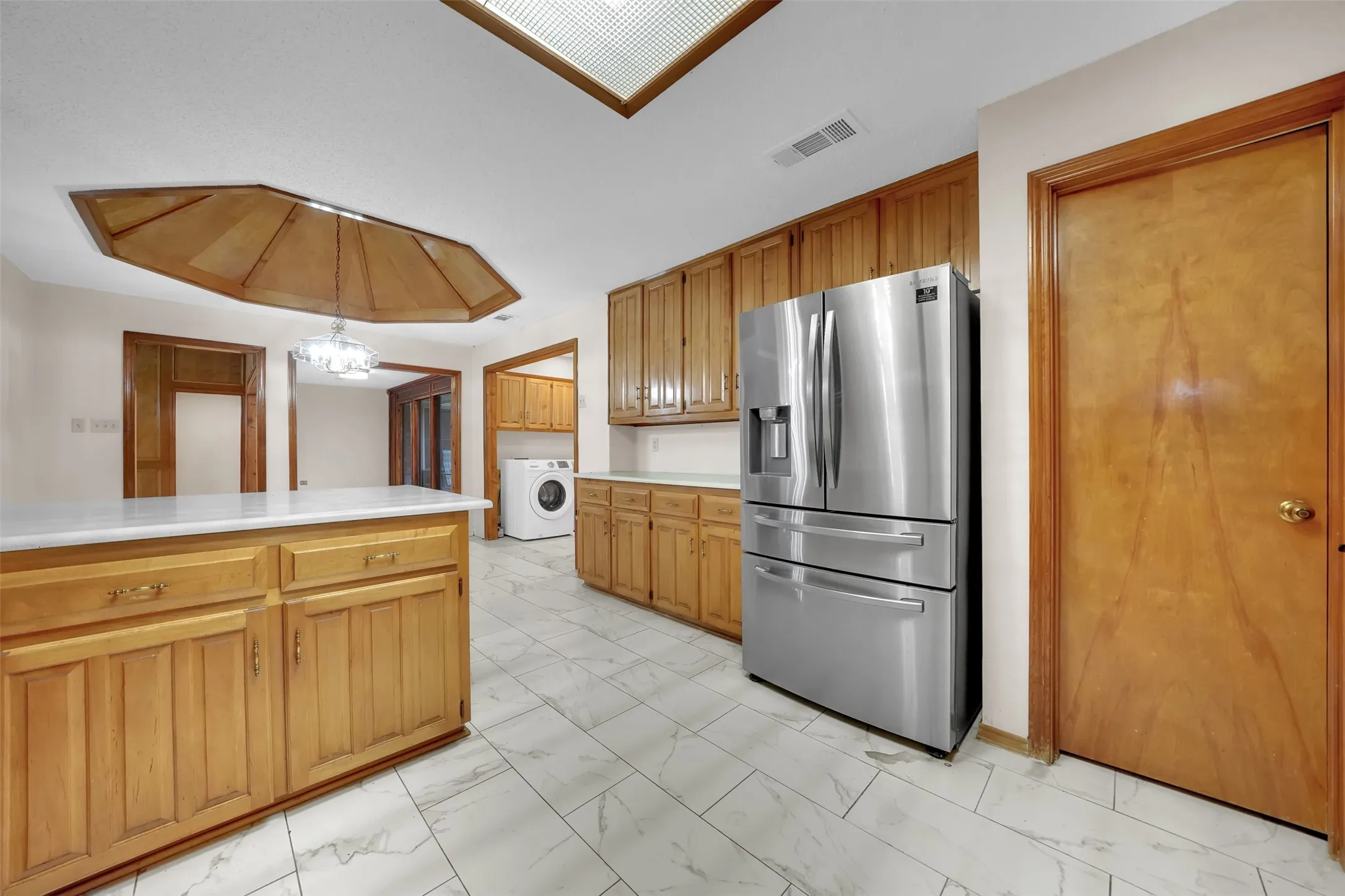Single Family Residence For Rent in Dallas County , 2105 Rolling Oak Lane, Garland, Texas 75044, 4 Bedroom, 3 Bathroom, 2 Garage spaces, 2,623 Sqft, built in 1987, mls#21379518, Real Estate Agent in Garland, Homes For Rent in Dallas county, Homes For Rent in Garland, Realtor in Garland Texas, Real Estate Brokerage Independent Realty Texas, Luminita Cordes Realtor