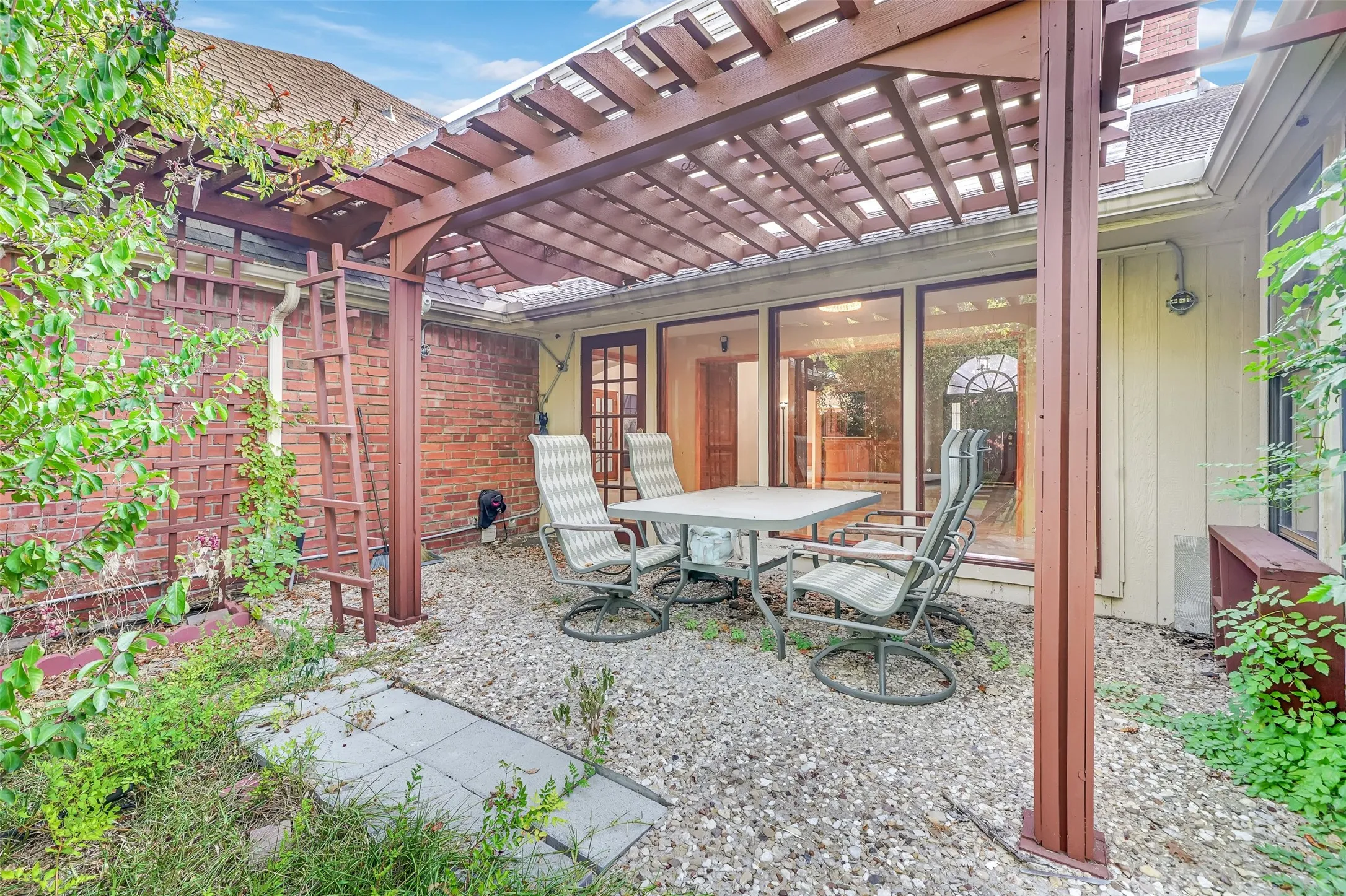 Single Family Residence For Rent in Dallas County , 2105 Rolling Oak Lane, Garland, Texas 75044, 4 Bedroom, 3 Bathroom, 2 Garage spaces, 2,623 Sqft, built in 1987, mls#21379518, Real Estate Agent in Garland, Homes For Rent in Dallas county, Homes For Rent in Garland, Realtor in Garland Texas, Real Estate Brokerage Independent Realty Texas, Luminita Cordes Realtor