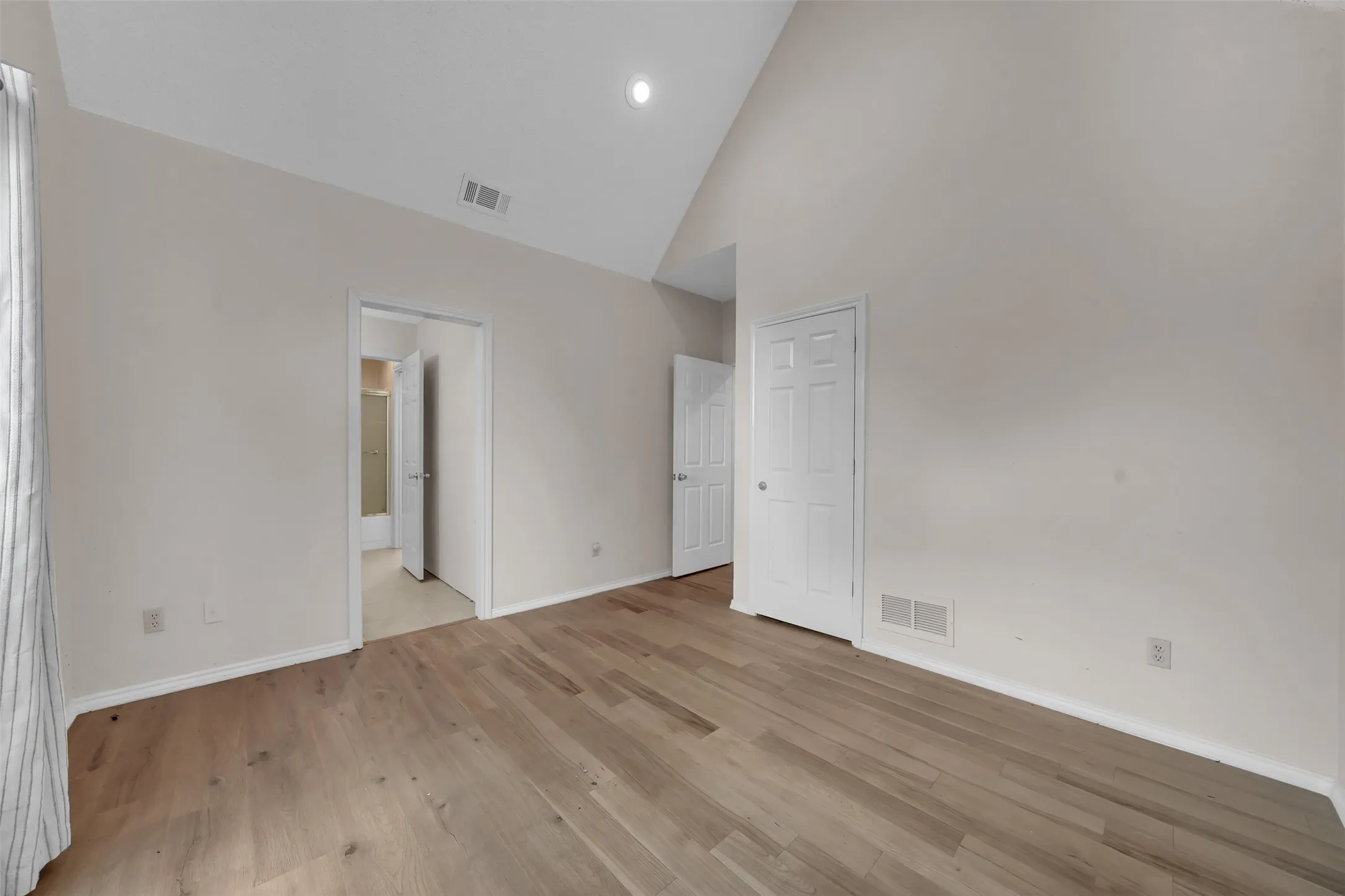 Single Family Residence For Rent in Dallas County , 2105 Rolling Oak Lane, Garland, Texas 75044, 4 Bedroom, 3 Bathroom, 2 Garage spaces, 2,623 Sqft, built in 1987, mls#21379518, Real Estate Agent in Garland, Homes For Rent in Dallas county, Homes For Rent in Garland, Realtor in Garland Texas, Real Estate Brokerage Independent Realty Texas, Luminita Cordes Realtor
