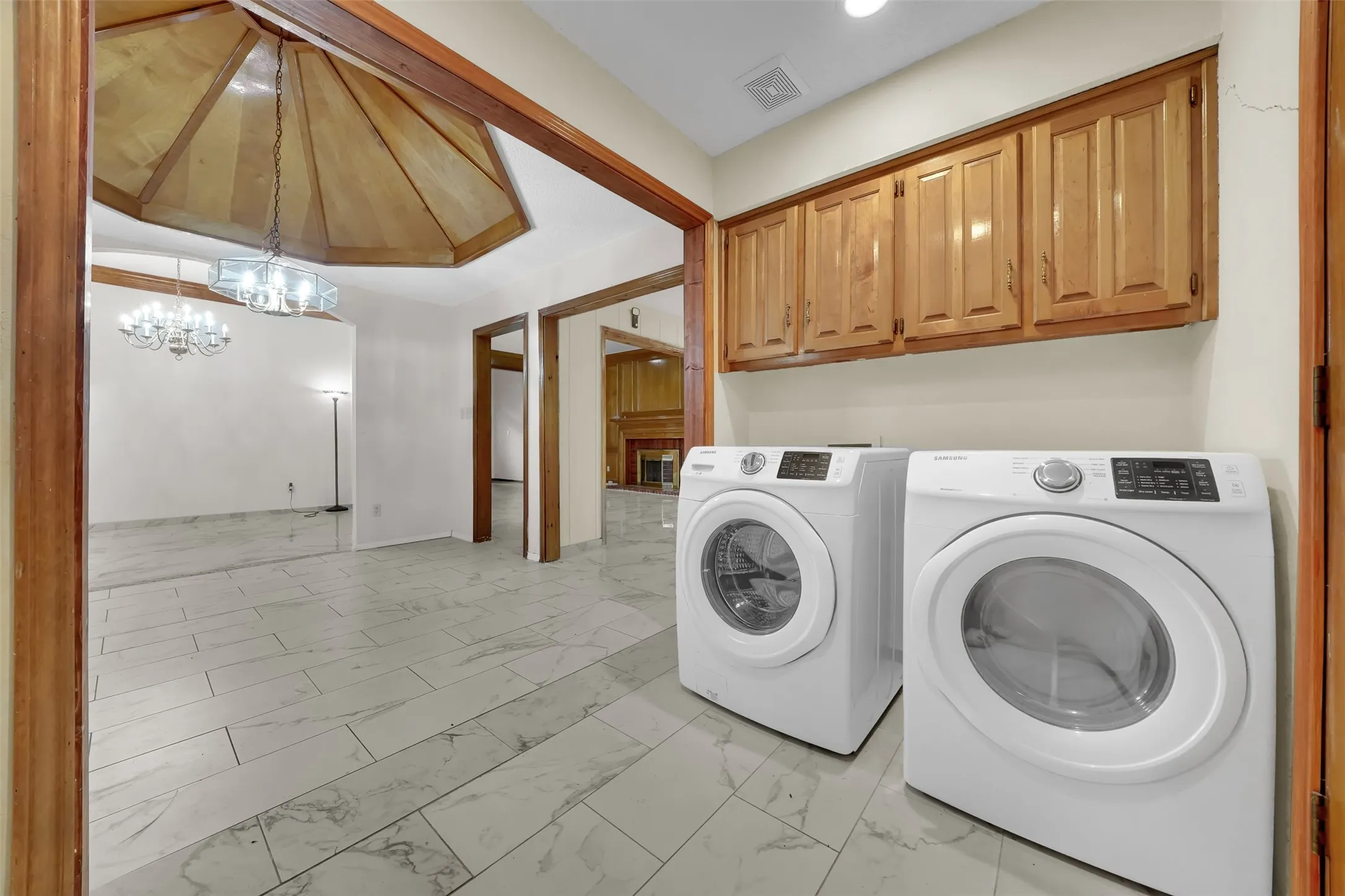 Single Family Residence For Rent in Dallas County , 2105 Rolling Oak Lane, Garland, Texas 75044, 4 Bedroom, 3 Bathroom, 2 Garage spaces, 2,623 Sqft, built in 1987, mls#21379518, Real Estate Agent in Garland, Homes For Rent in Dallas county, Homes For Rent in Garland, Realtor in Garland Texas, Real Estate Brokerage Independent Realty Texas, Luminita Cordes Realtor