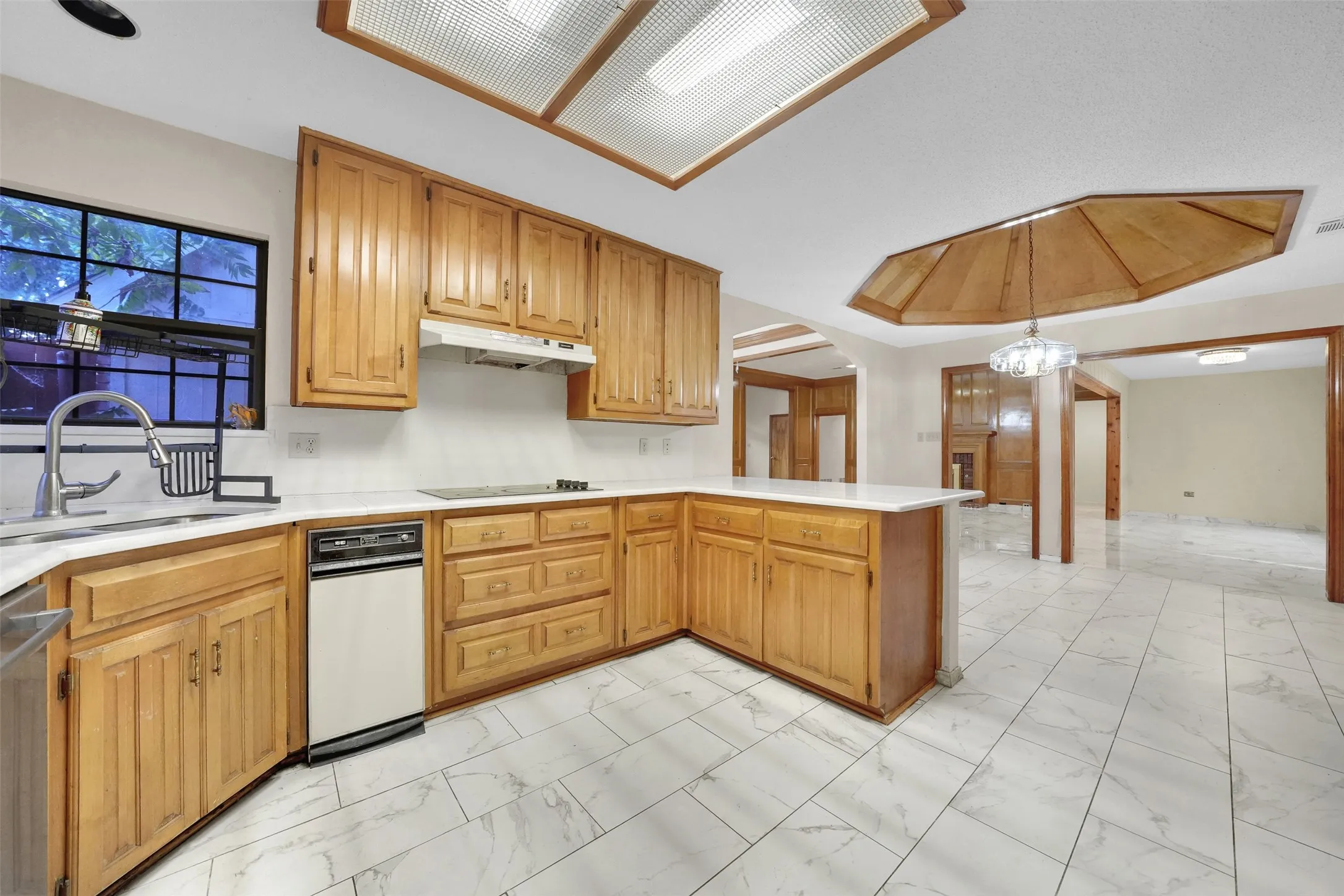 Single Family Residence For Rent in Dallas County , 2105 Rolling Oak Lane, Garland, Texas 75044, 4 Bedroom, 3 Bathroom, 2 Garage spaces, 2,623 Sqft, built in 1987, mls#21379518, Real Estate Agent in Garland, Homes For Rent in Dallas county, Homes For Rent in Garland, Realtor in Garland Texas, Real Estate Brokerage Independent Realty Texas, Luminita Cordes Realtor