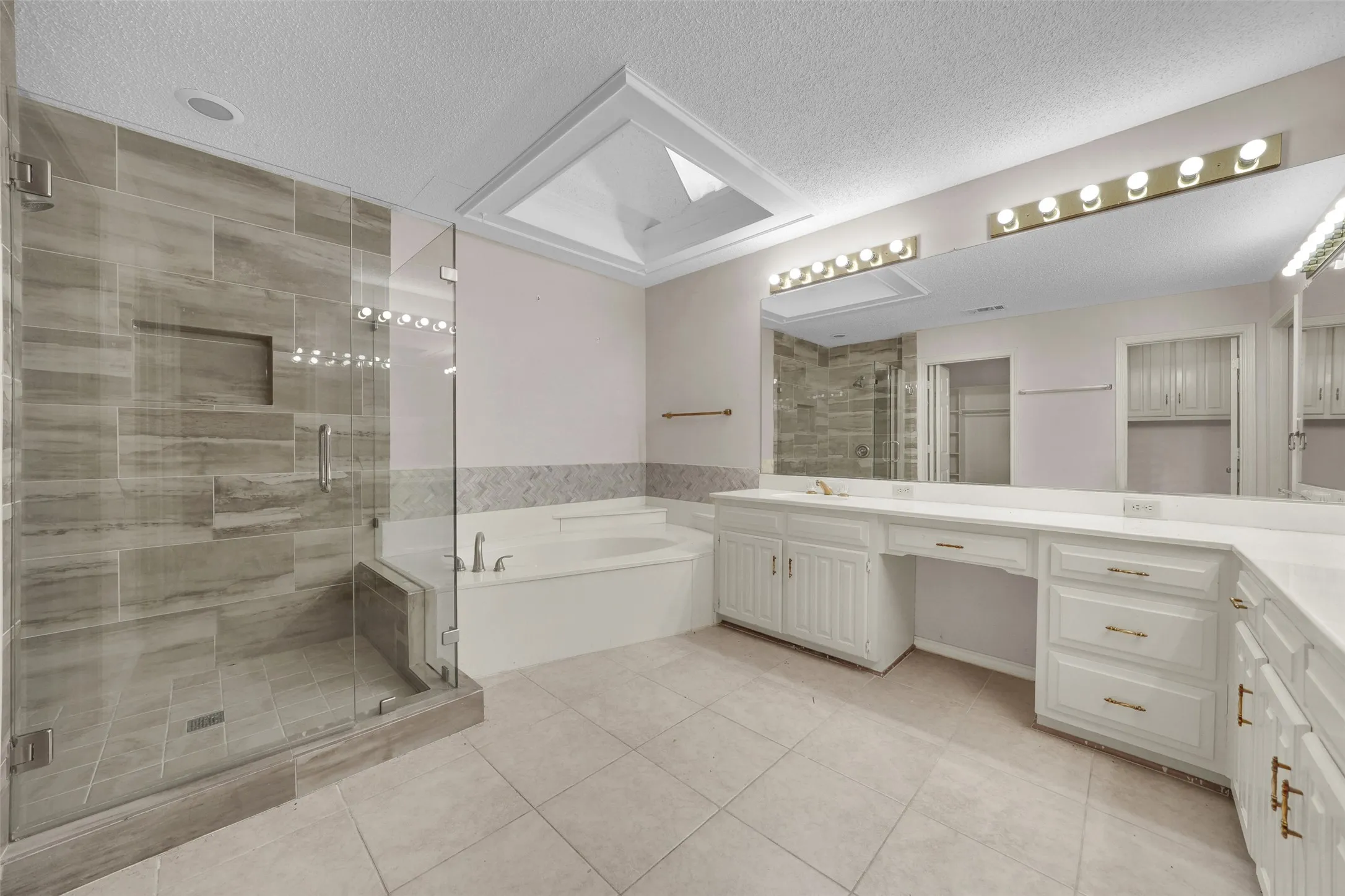 Single Family Residence For Rent in Dallas County , 2105 Rolling Oak Lane, Garland, Texas 75044, 4 Bedroom, 3 Bathroom, 2 Garage spaces, 2,623 Sqft, built in 1987, mls#21379518, Real Estate Agent in Garland, Homes For Rent in Dallas county, Homes For Rent in Garland, Realtor in Garland Texas, Real Estate Brokerage Independent Realty Texas, Luminita Cordes Realtor