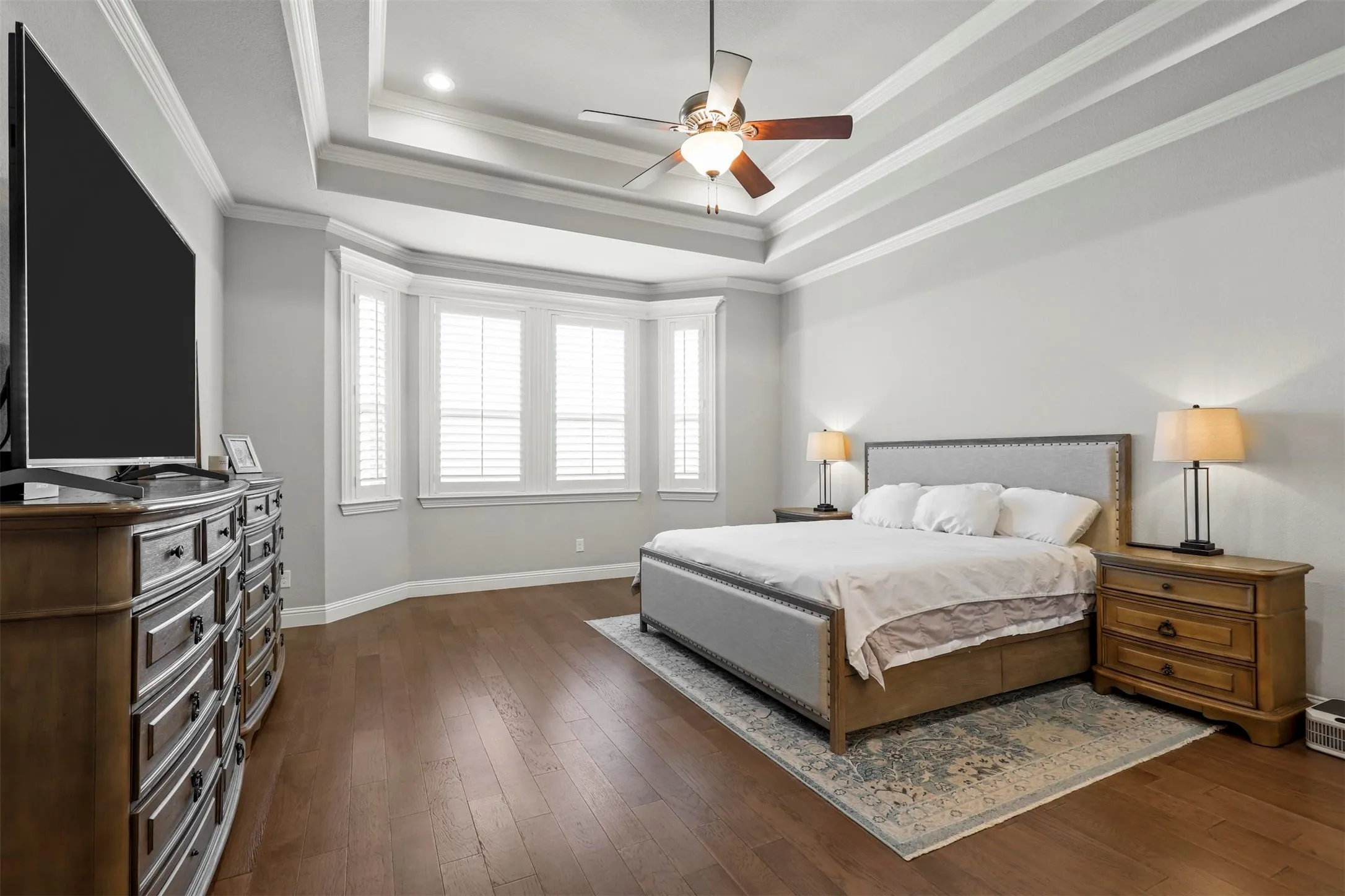 Tray ceiling with crown molding and recessed lighting