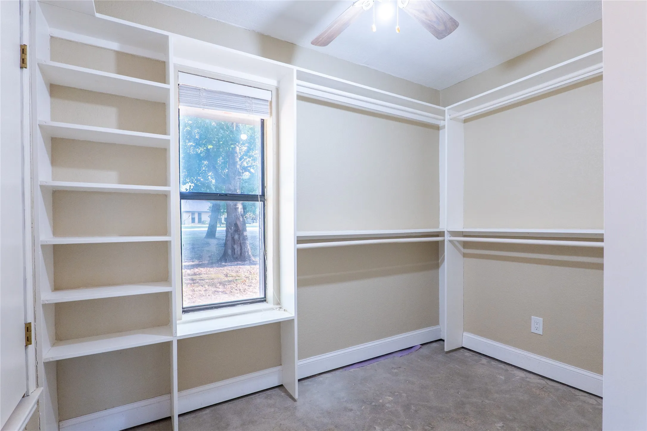 Single Family Residence For Sale in Van Zandt County , 207 Southridge Road, Edgewood, Texas 75117, 5 Bedroom, 2 Bathroom, 2 Garage spaces, 3,327 Sqft, built in 1983, mls#21379450, Real Estate Agent in Edgewood, Homes For Sale in Van Zandt county, Homes For Sale in Edgewood, Realtor in Edgewood Texas, Real Estate Brokerage Independent Realty Texas, Luminita Cordes Realtor