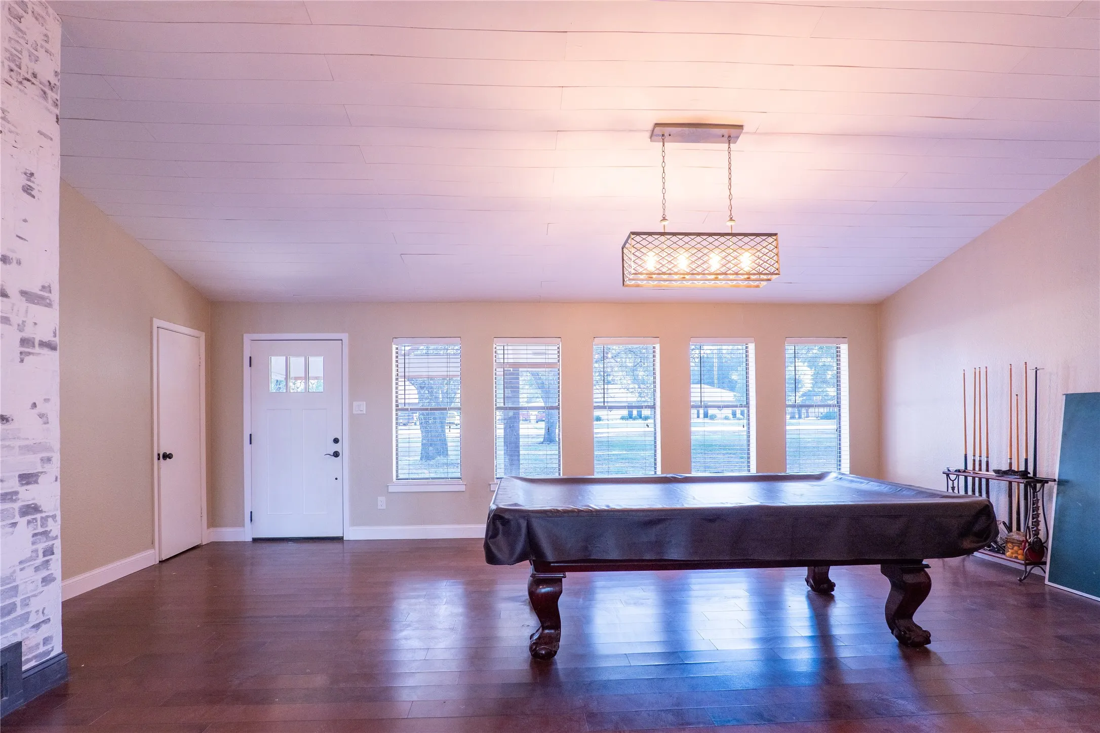Single Family Residence For Sale in Van Zandt County , 207 Southridge Road, Edgewood, Texas 75117, 5 Bedroom, 2 Bathroom, 2 Garage spaces, 3,327 Sqft, built in 1983, mls#21379450, Real Estate Agent in Edgewood, Homes For Sale in Van Zandt county, Homes For Sale in Edgewood, Realtor in Edgewood Texas, Real Estate Brokerage Independent Realty Texas, Luminita Cordes Realtor
