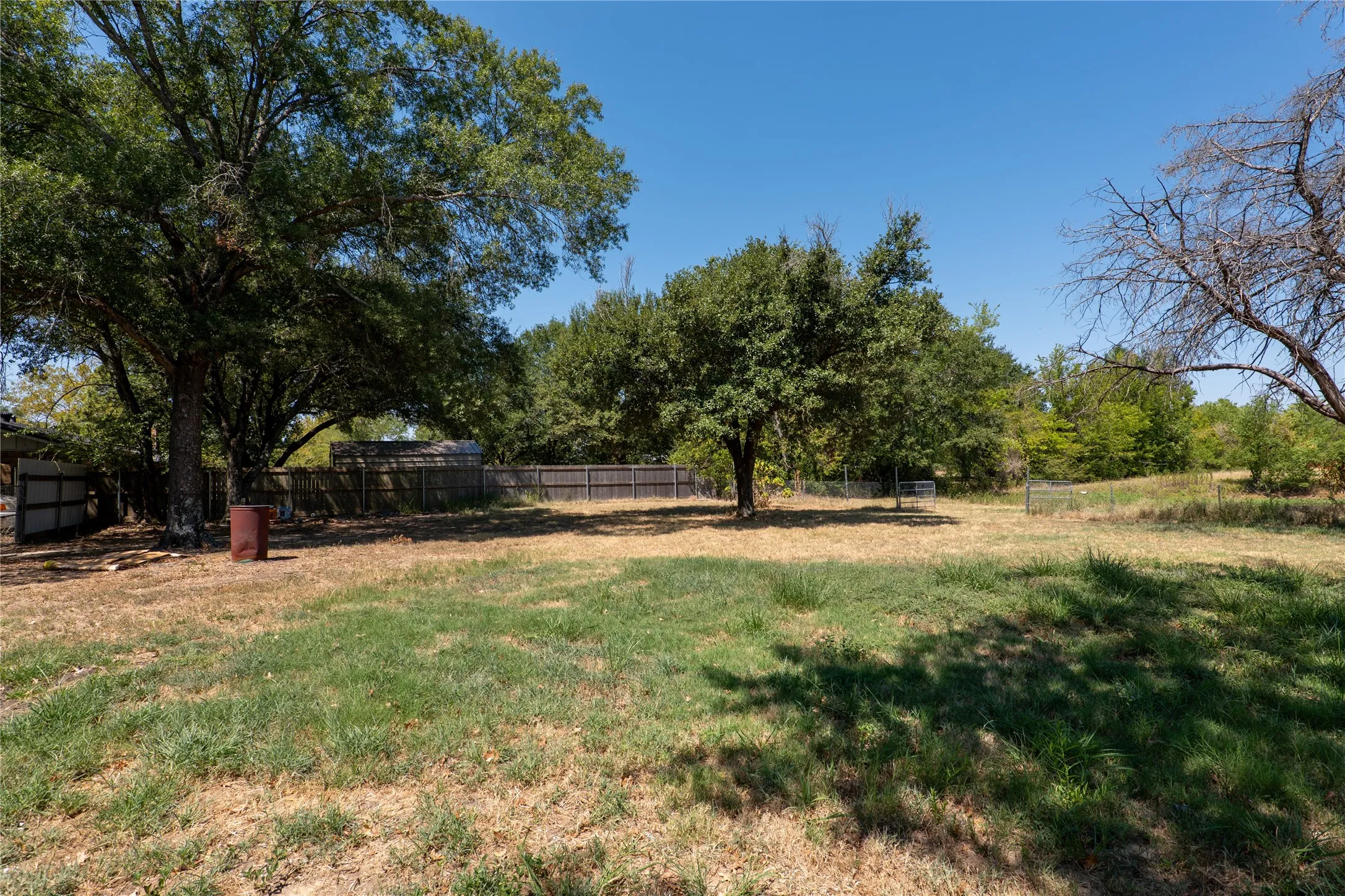 Single Family Residence For Sale in Van Zandt County , 207 Southridge Road, Edgewood, Texas 75117, 5 Bedroom, 2 Bathroom, 2 Garage spaces, 3,327 Sqft, built in 1983, mls#21379450, Real Estate Agent in Edgewood, Homes For Sale in Van Zandt county, Homes For Sale in Edgewood, Realtor in Edgewood Texas, Real Estate Brokerage Independent Realty Texas, Luminita Cordes Realtor