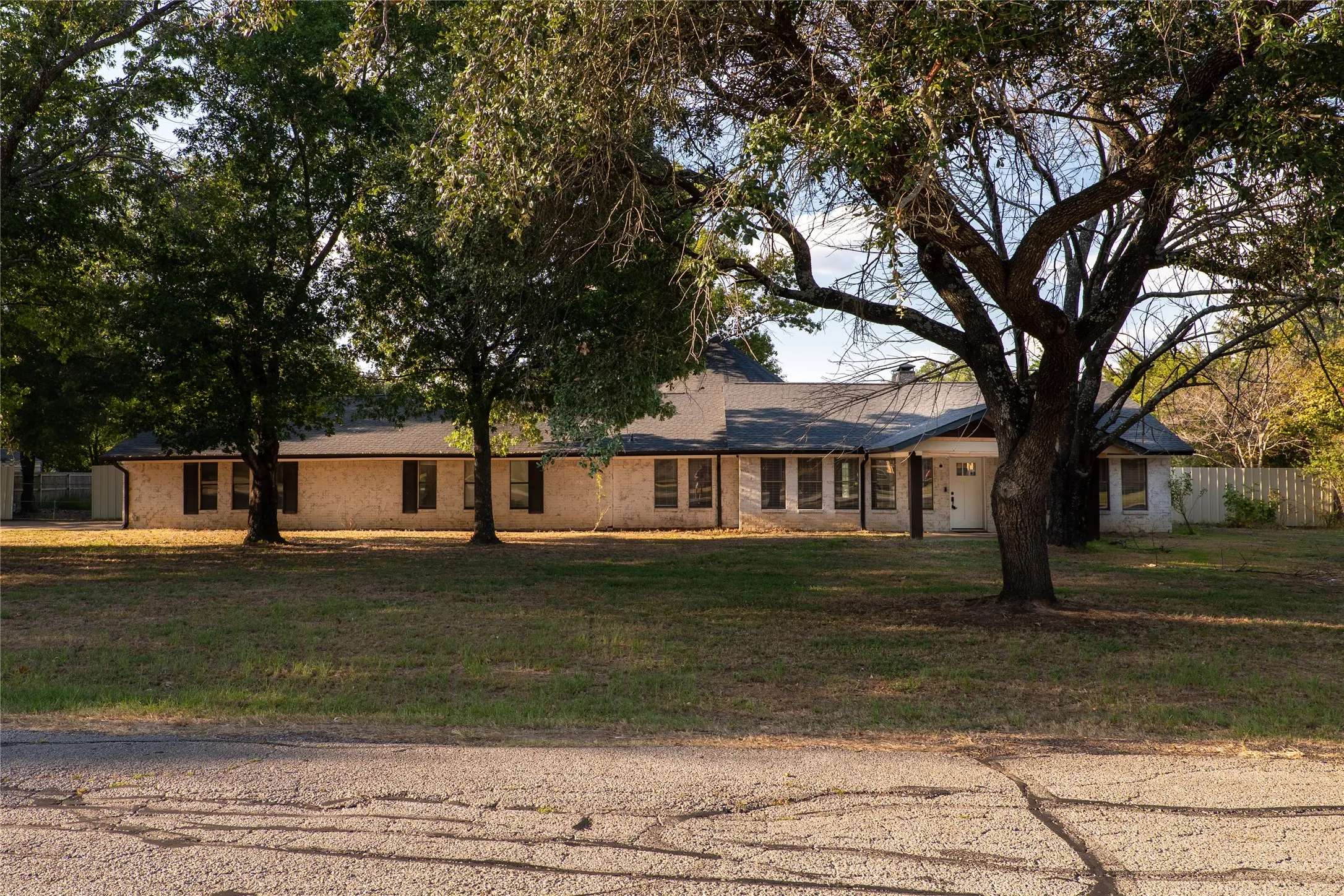 Single Family Residence For Sale in Van Zandt County , 207 Southridge Road, Edgewood, Texas 75117, 5 Bedroom, 2 Bathroom, 2 Garage spaces, 3,327 Sqft, built in 1983, mls#21379450, Real Estate Agent in Edgewood, Homes For Sale in Van Zandt county, Homes For Sale in Edgewood, Realtor in Edgewood Texas, Real Estate Brokerage Independent Realty Texas, Luminita Cordes Realtor