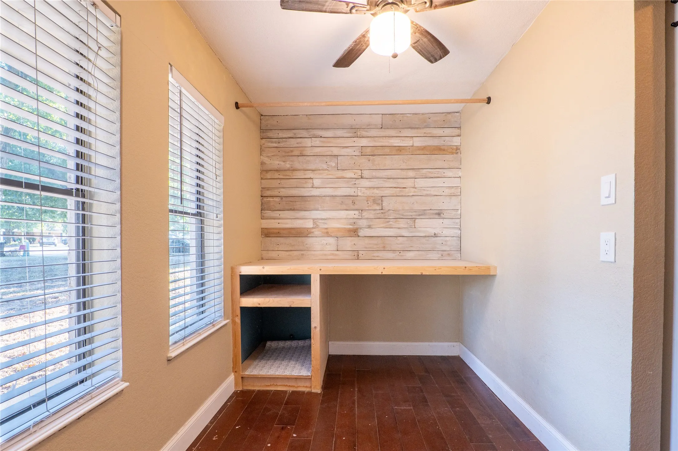 Single Family Residence For Sale in Van Zandt County , 207 Southridge Road, Edgewood, Texas 75117, 5 Bedroom, 2 Bathroom, 2 Garage spaces, 3,327 Sqft, built in 1983, mls#21379450, Real Estate Agent in Edgewood, Homes For Sale in Van Zandt county, Homes For Sale in Edgewood, Realtor in Edgewood Texas, Real Estate Brokerage Independent Realty Texas, Luminita Cordes Realtor