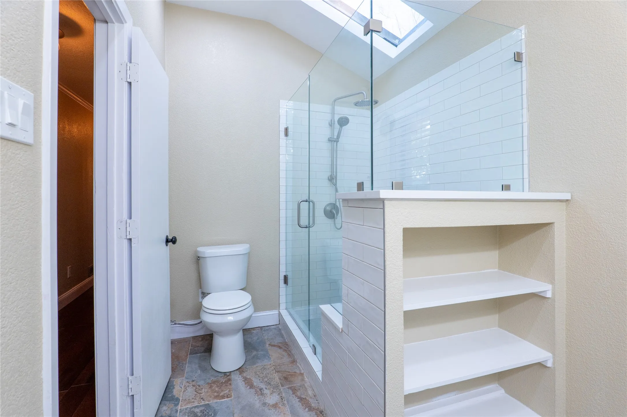 Single Family Residence For Sale in Van Zandt County , 207 Southridge Road, Edgewood, Texas 75117, 5 Bedroom, 2 Bathroom, 2 Garage spaces, 3,327 Sqft, built in 1983, mls#21379450, Real Estate Agent in Edgewood, Homes For Sale in Van Zandt county, Homes For Sale in Edgewood, Realtor in Edgewood Texas, Real Estate Brokerage Independent Realty Texas, Luminita Cordes Realtor