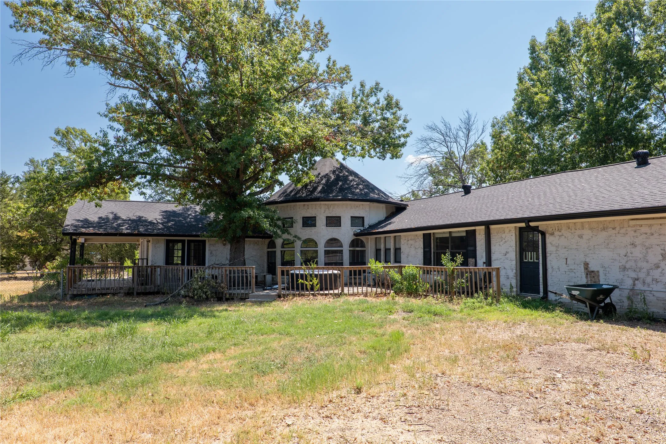 Single Family Residence For Sale in Van Zandt County , 207 Southridge Road, Edgewood, Texas 75117, 5 Bedroom, 2 Bathroom, 2 Garage spaces, 3,327 Sqft, built in 1983, mls#21379450, Real Estate Agent in Edgewood, Homes For Sale in Van Zandt county, Homes For Sale in Edgewood, Realtor in Edgewood Texas, Real Estate Brokerage Independent Realty Texas, Luminita Cordes Realtor