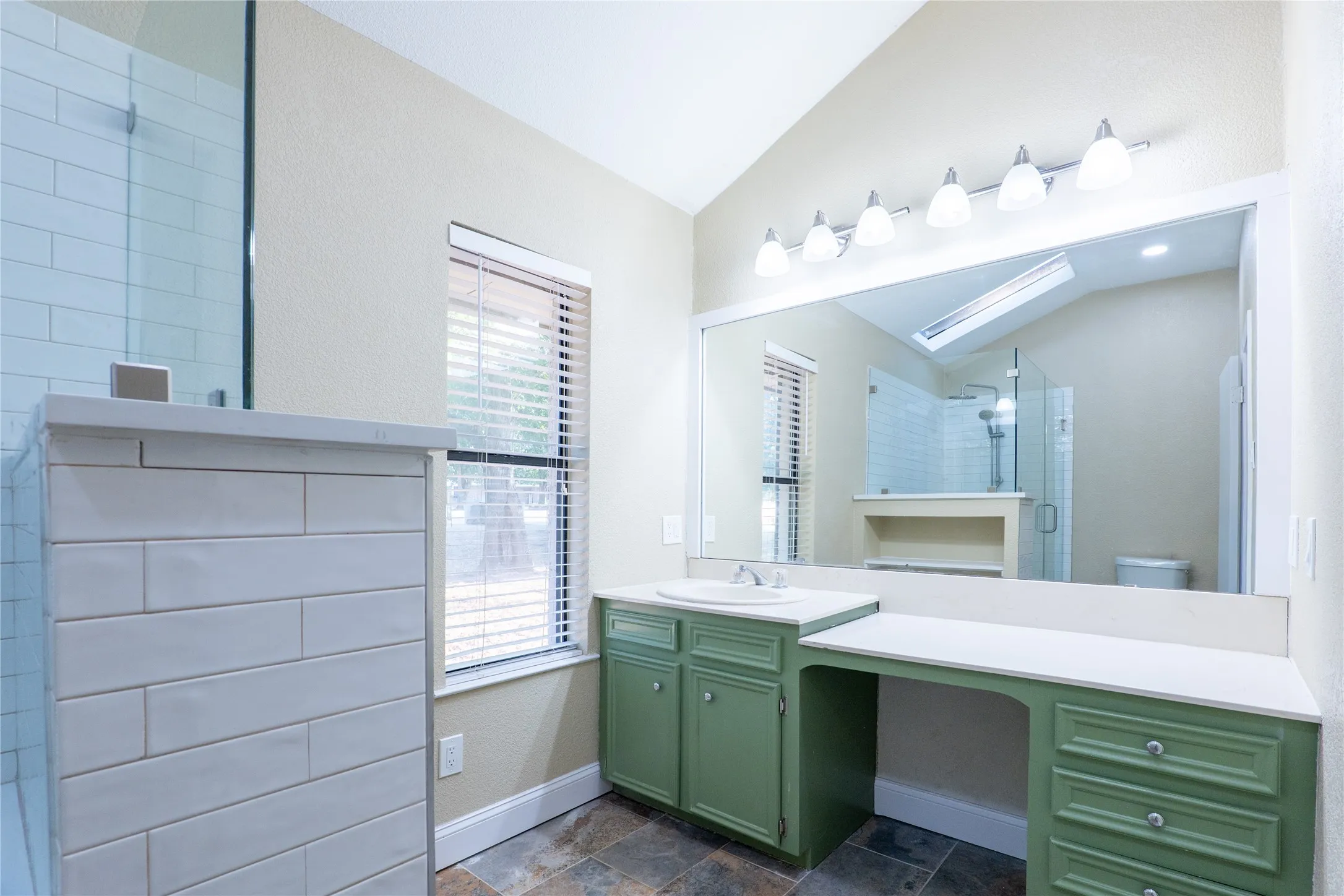 Single Family Residence For Sale in Van Zandt County , 207 Southridge Road, Edgewood, Texas 75117, 5 Bedroom, 2 Bathroom, 2 Garage spaces, 3,327 Sqft, built in 1983, mls#21379450, Real Estate Agent in Edgewood, Homes For Sale in Van Zandt county, Homes For Sale in Edgewood, Realtor in Edgewood Texas, Real Estate Brokerage Independent Realty Texas, Luminita Cordes Realtor