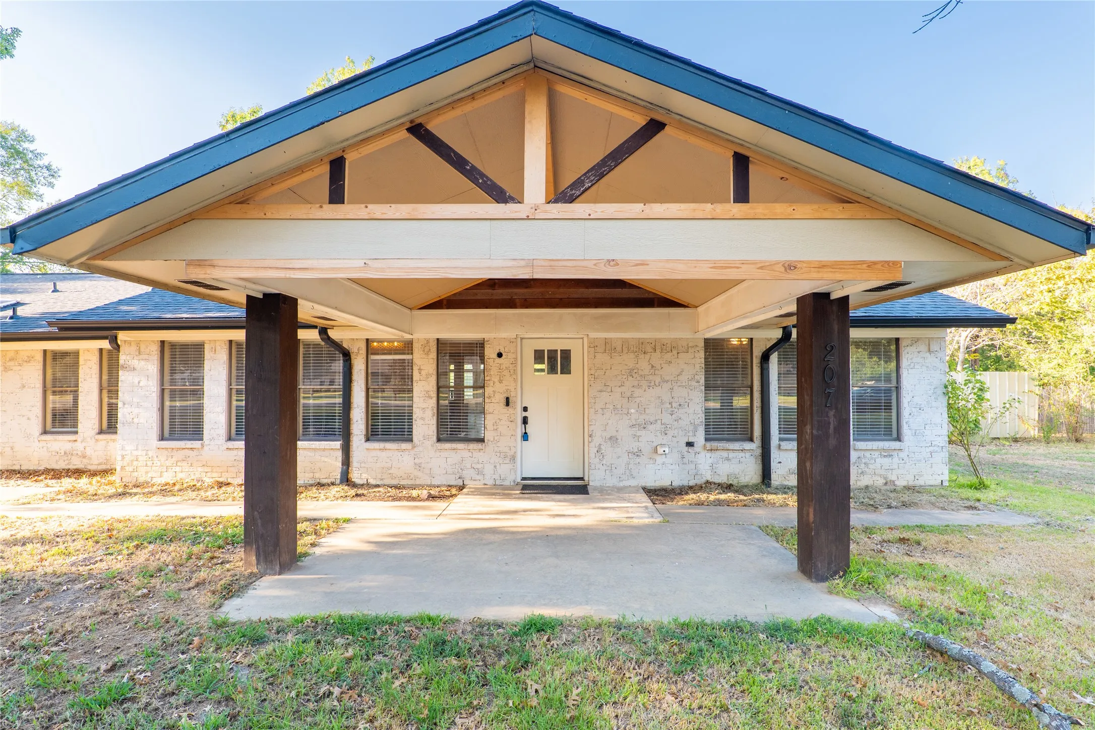 Single Family Residence For Sale in Van Zandt County , 207 Southridge Road, Edgewood, Texas 75117, 5 Bedroom, 2 Bathroom, 2 Garage spaces, 3,327 Sqft, built in 1983, mls#21379450, Real Estate Agent in Edgewood, Homes For Sale in Van Zandt county, Homes For Sale in Edgewood, Realtor in Edgewood Texas, Real Estate Brokerage Independent Realty Texas, Luminita Cordes Realtor