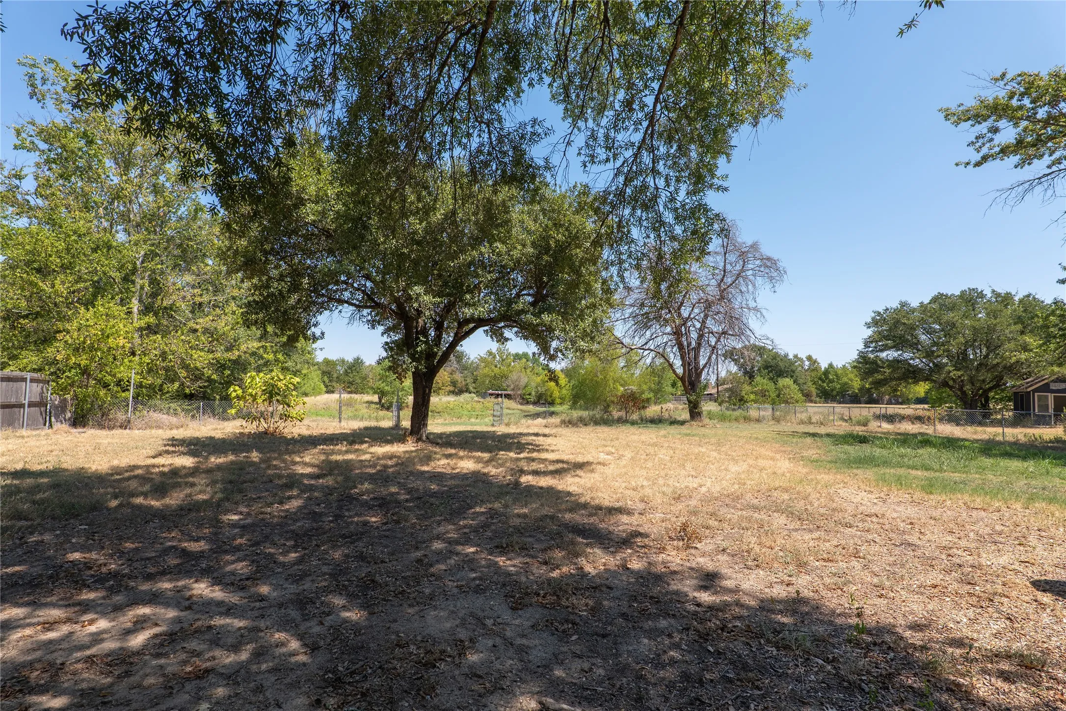 Single Family Residence For Sale in Van Zandt County , 207 Southridge Road, Edgewood, Texas 75117, 5 Bedroom, 2 Bathroom, 2 Garage spaces, 3,327 Sqft, built in 1983, mls#21379450, Real Estate Agent in Edgewood, Homes For Sale in Van Zandt county, Homes For Sale in Edgewood, Realtor in Edgewood Texas, Real Estate Brokerage Independent Realty Texas, Luminita Cordes Realtor