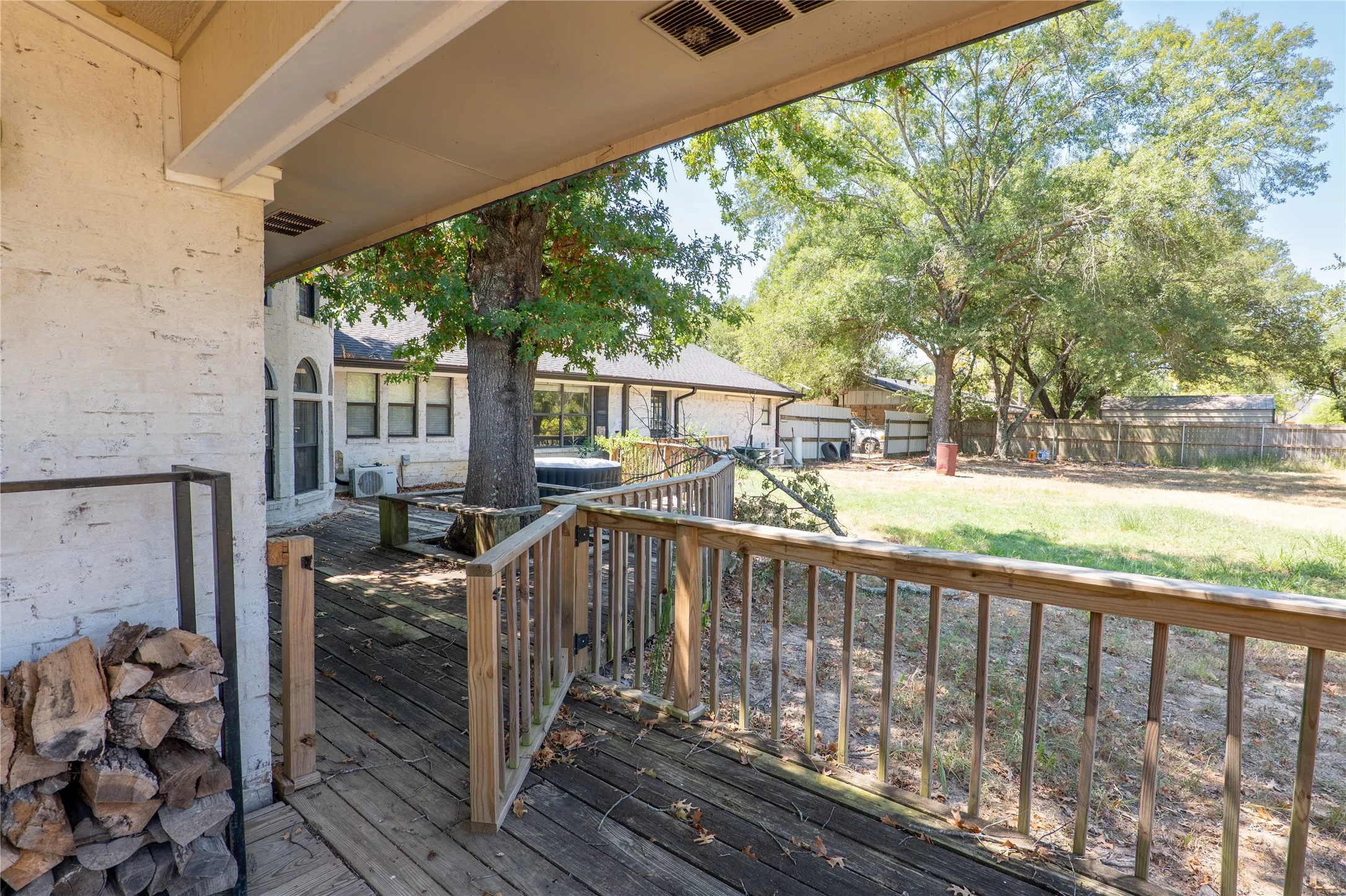 Single Family Residence For Sale in Van Zandt County , 207 Southridge Road, Edgewood, Texas 75117, 5 Bedroom, 2 Bathroom, 2 Garage spaces, 3,327 Sqft, built in 1983, mls#21379450, Real Estate Agent in Edgewood, Homes For Sale in Van Zandt county, Homes For Sale in Edgewood, Realtor in Edgewood Texas, Real Estate Brokerage Independent Realty Texas, Luminita Cordes Realtor