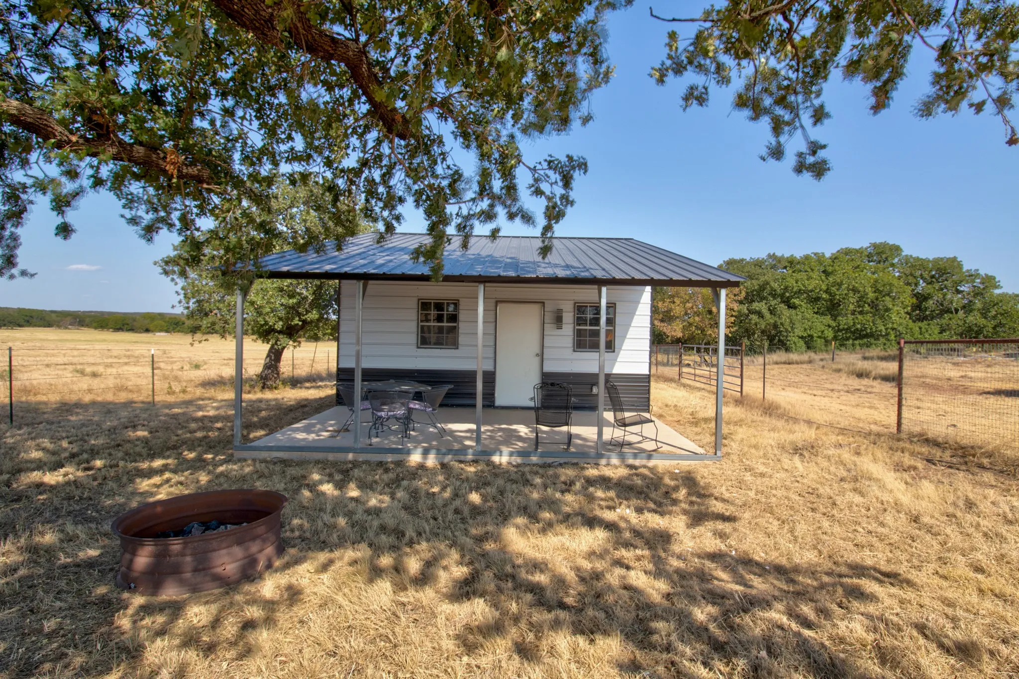 Cross Fenced Yard around Building