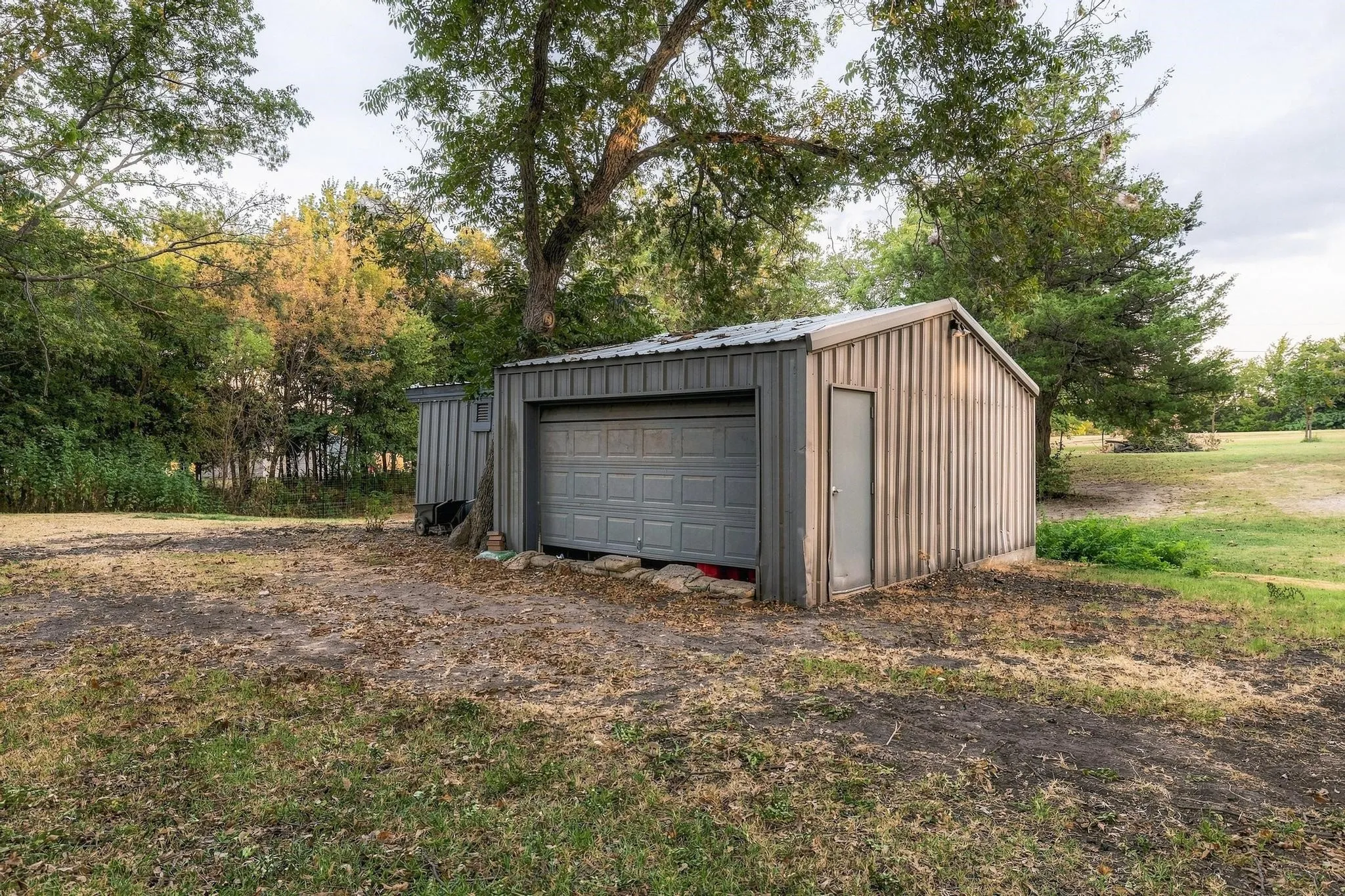 Spacious storage barn.