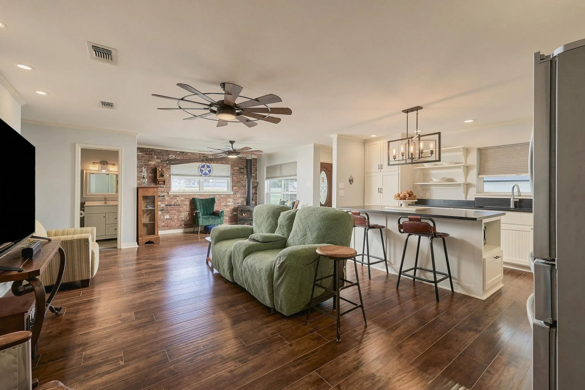 Single Family Residence For Sale in Grayson County , 9160 State Highway 56 E, Sherman, Texas 75090, 5 Bedroom, 4 Bathroom, 2 Garage spaces, 2,089 Sqft, built in 1963, mls#21379044, Real Estate Agent in Sherman, Homes For Sale in Grayson county, Homes For Sale in Sherman, Realtor in Sherman Texas, Real Estate Brokerage Independent Realty Texas, Luminita Cordes Realtor