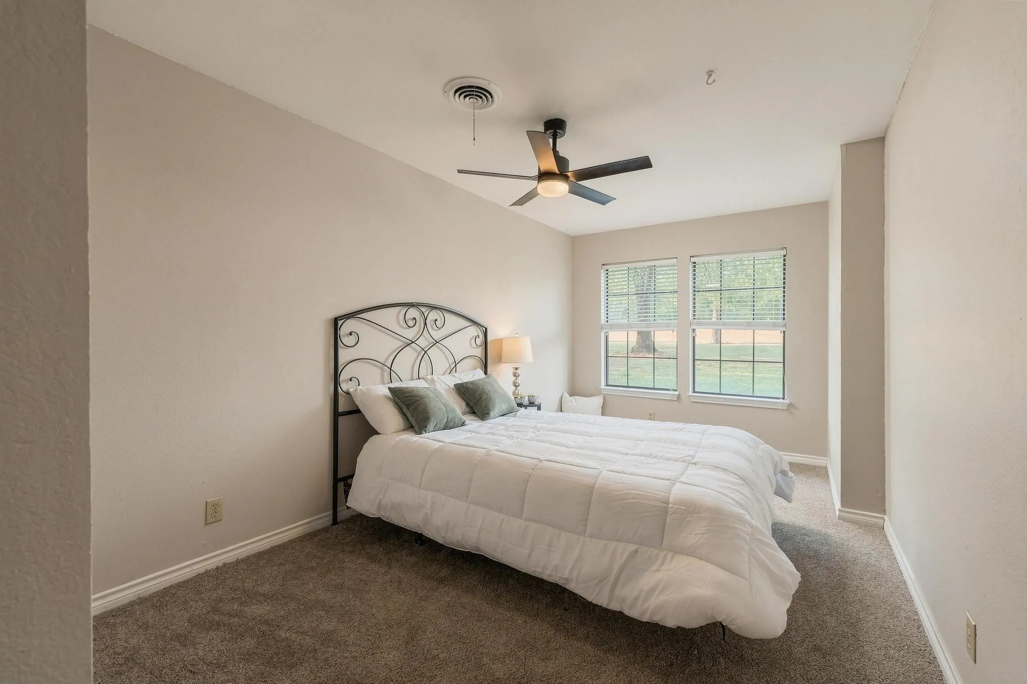 Single Family Residence For Sale in Grayson County , 9160 State Highway 56 E, Sherman, Texas 75090, 5 Bedroom, 4 Bathroom, 2 Garage spaces, 2,089 Sqft, built in 1963, mls#21379044, Real Estate Agent in Sherman, Homes For Sale in Grayson county, Homes For Sale in Sherman, Realtor in Sherman Texas, Real Estate Brokerage Independent Realty Texas, Luminita Cordes Realtor
