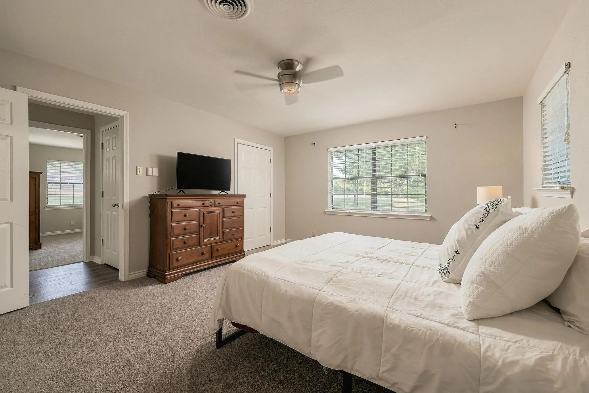 Single Family Residence For Sale in Grayson County , 9160 State Highway 56 E, Sherman, Texas 75090, 5 Bedroom, 4 Bathroom, 2 Garage spaces, 2,089 Sqft, built in 1963, mls#21379044, Real Estate Agent in Sherman, Homes For Sale in Grayson county, Homes For Sale in Sherman, Realtor in Sherman Texas, Real Estate Brokerage Independent Realty Texas, Luminita Cordes Realtor