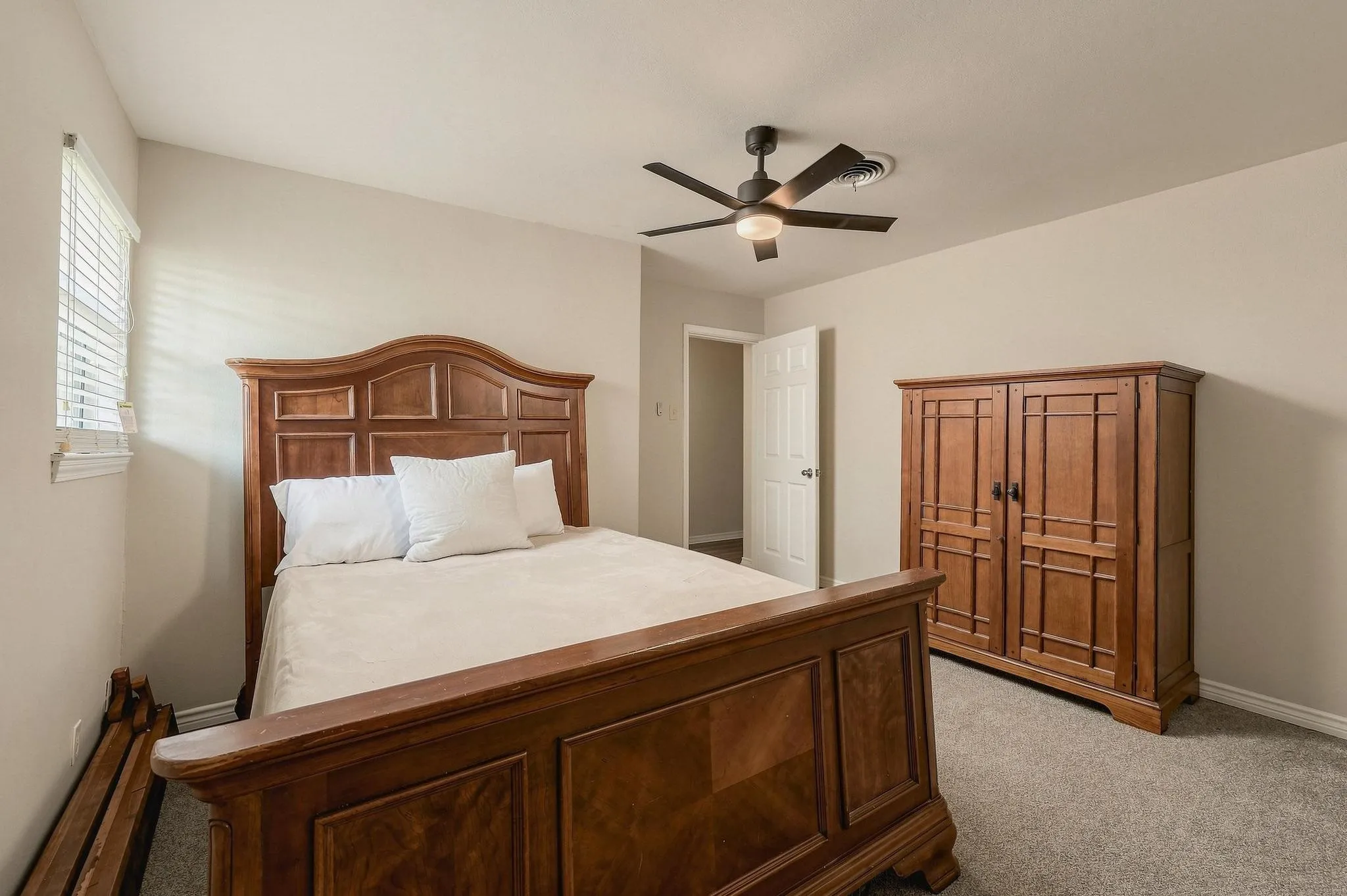 Single Family Residence For Sale in Grayson County , 9160 State Highway 56 E, Sherman, Texas 75090, 5 Bedroom, 4 Bathroom, 2 Garage spaces, 2,089 Sqft, built in 1963, mls#21379044, Real Estate Agent in Sherman, Homes For Sale in Grayson county, Homes For Sale in Sherman, Realtor in Sherman Texas, Real Estate Brokerage Independent Realty Texas, Luminita Cordes Realtor