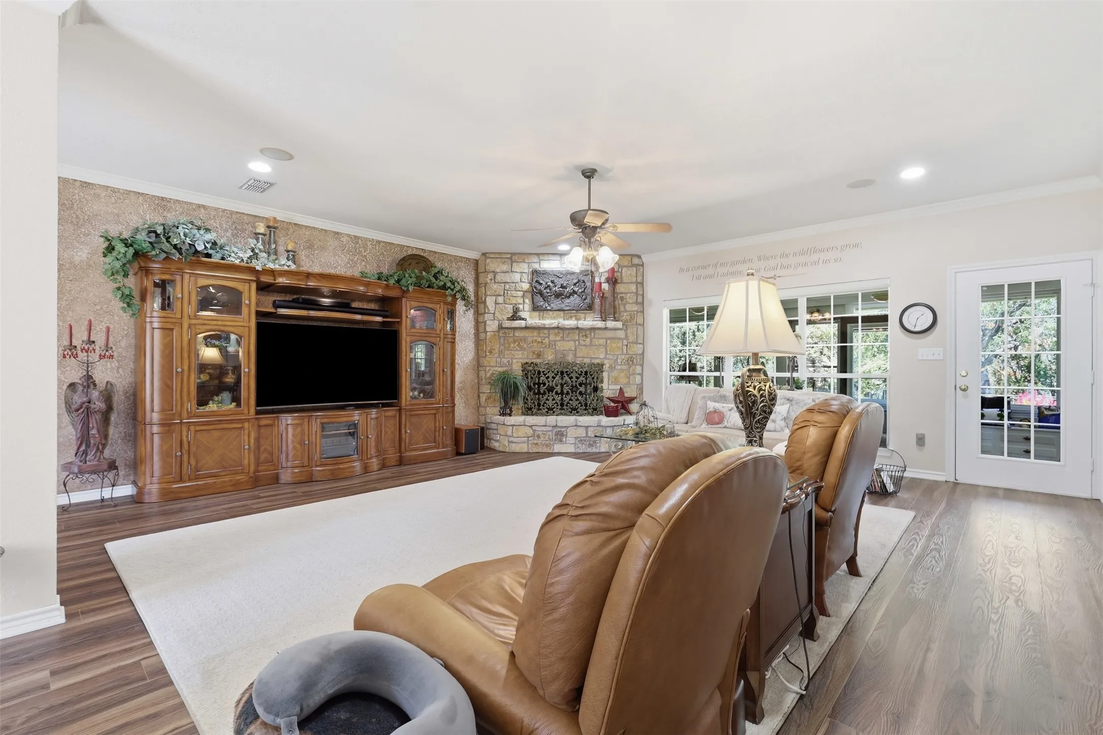 Single Family Residence For Sale in Hood County , 5004 Mohawk Court, De Cordova, Texas 76049, 3 Bedroom, 3 Bathroom, 2 Garage spaces, 2,627 Sqft, built in 2000, mls#21379530, Real Estate Agent in De Cordova, Homes For Sale in Hood county, Homes For Sale in De Cordova, Realtor in De Cordova Texas, Real Estate Brokerage Independent Realty Texas, Luminita Cordes Realtor