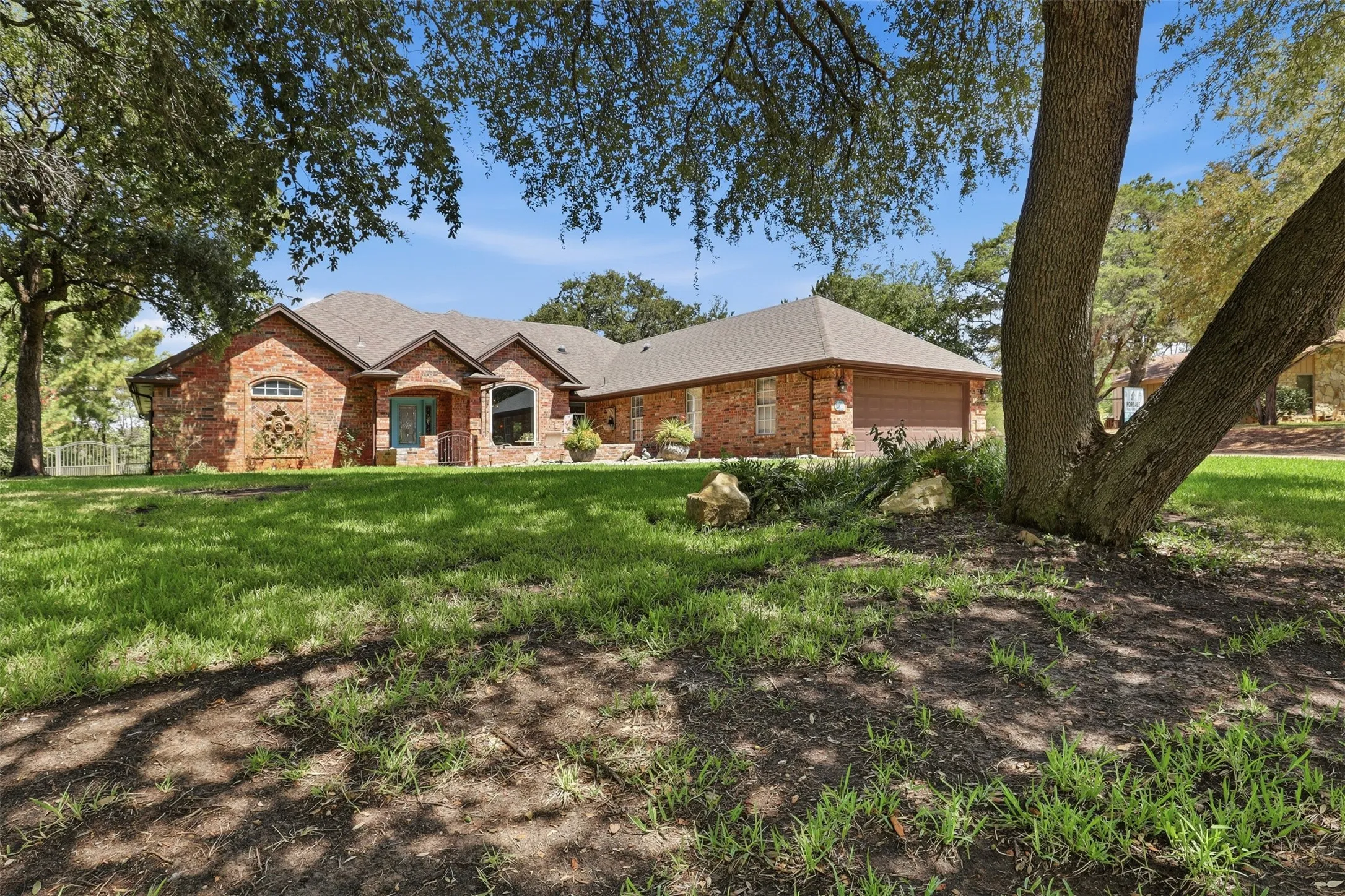 Single Family Residence For Sale in Hood County , 5004 Mohawk Court, De Cordova, Texas 76049, 3 Bedroom, 3 Bathroom, 2 Garage spaces, 2,627 Sqft, built in 2000, mls#21379530, Real Estate Agent in De Cordova, Homes For Sale in Hood county, Homes For Sale in De Cordova, Realtor in De Cordova Texas, Real Estate Brokerage Independent Realty Texas, Luminita Cordes Realtor