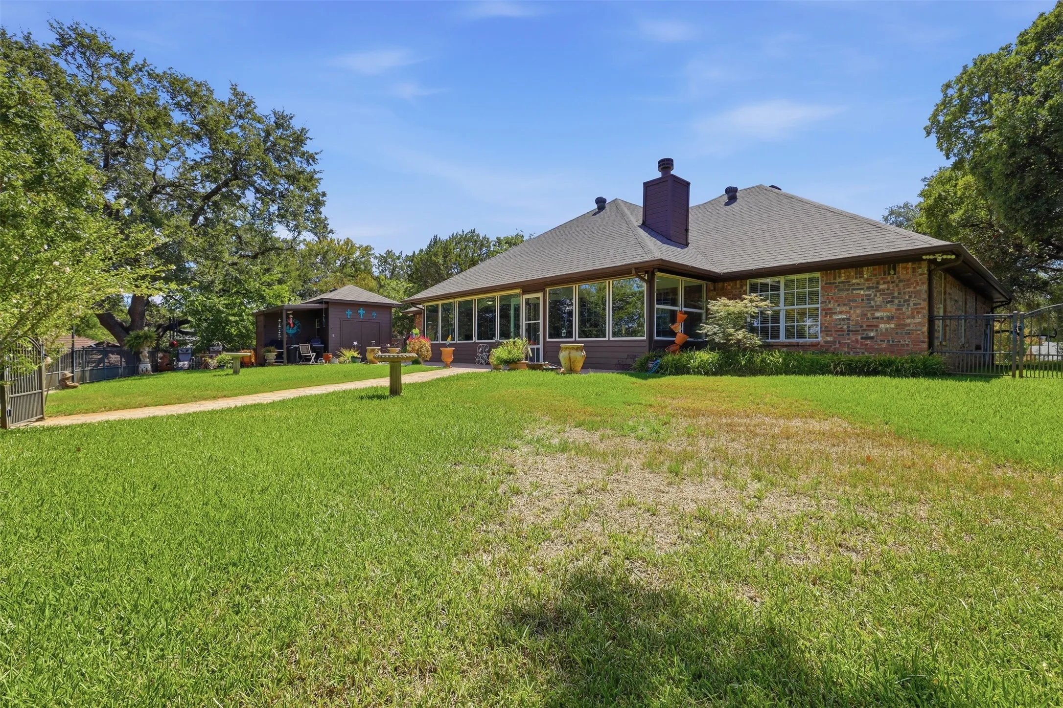 Single Family Residence For Sale in Hood County , 5004 Mohawk Court, De Cordova, Texas 76049, 3 Bedroom, 3 Bathroom, 2 Garage spaces, 2,627 Sqft, built in 2000, mls#21379530, Real Estate Agent in De Cordova, Homes For Sale in Hood county, Homes For Sale in De Cordova, Realtor in De Cordova Texas, Real Estate Brokerage Independent Realty Texas, Luminita Cordes Realtor