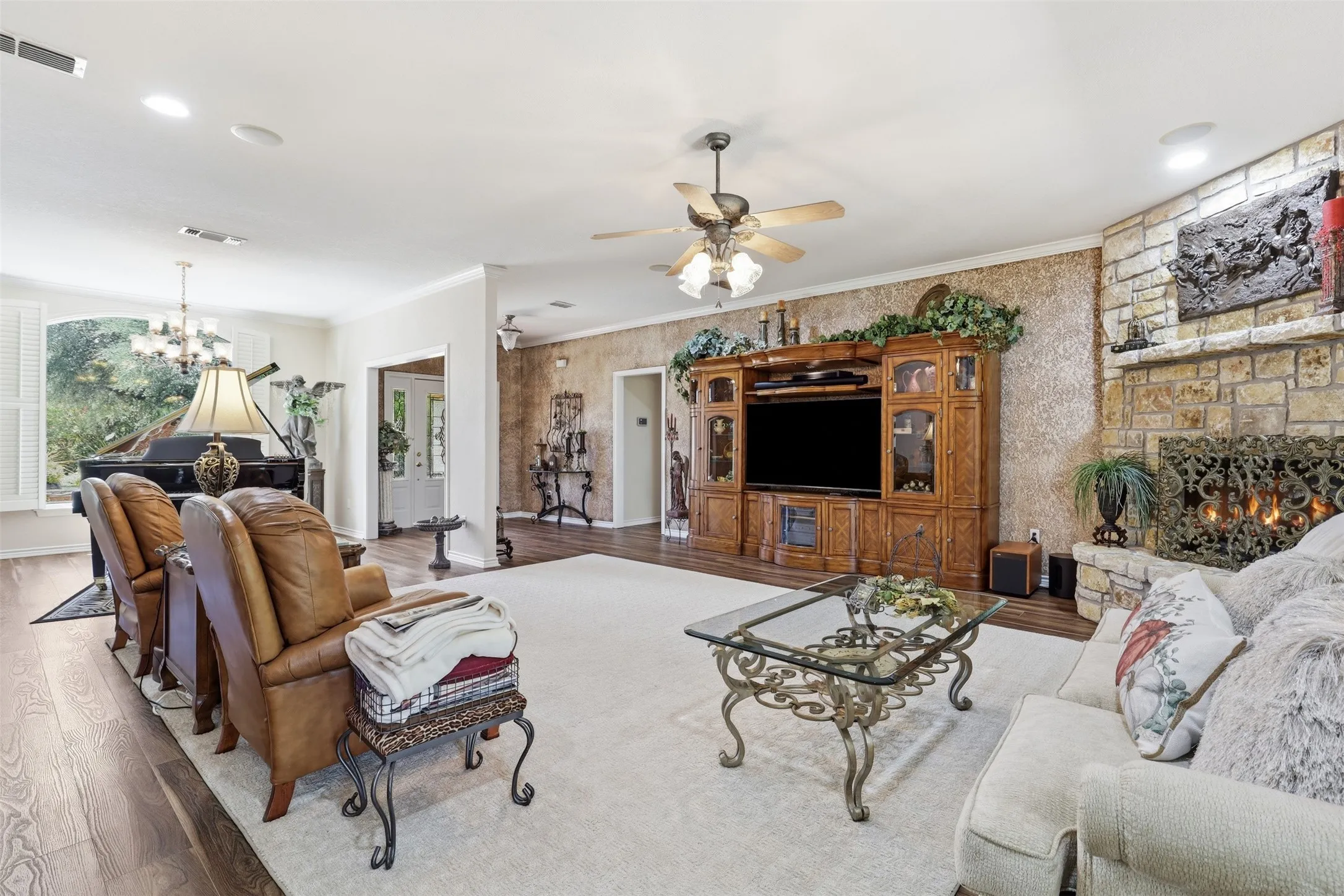 Single Family Residence For Sale in Hood County , 5004 Mohawk Court, De Cordova, Texas 76049, 3 Bedroom, 3 Bathroom, 2 Garage spaces, 2,627 Sqft, built in 2000, mls#21379530, Real Estate Agent in De Cordova, Homes For Sale in Hood county, Homes For Sale in De Cordova, Realtor in De Cordova Texas, Real Estate Brokerage Independent Realty Texas, Luminita Cordes Realtor