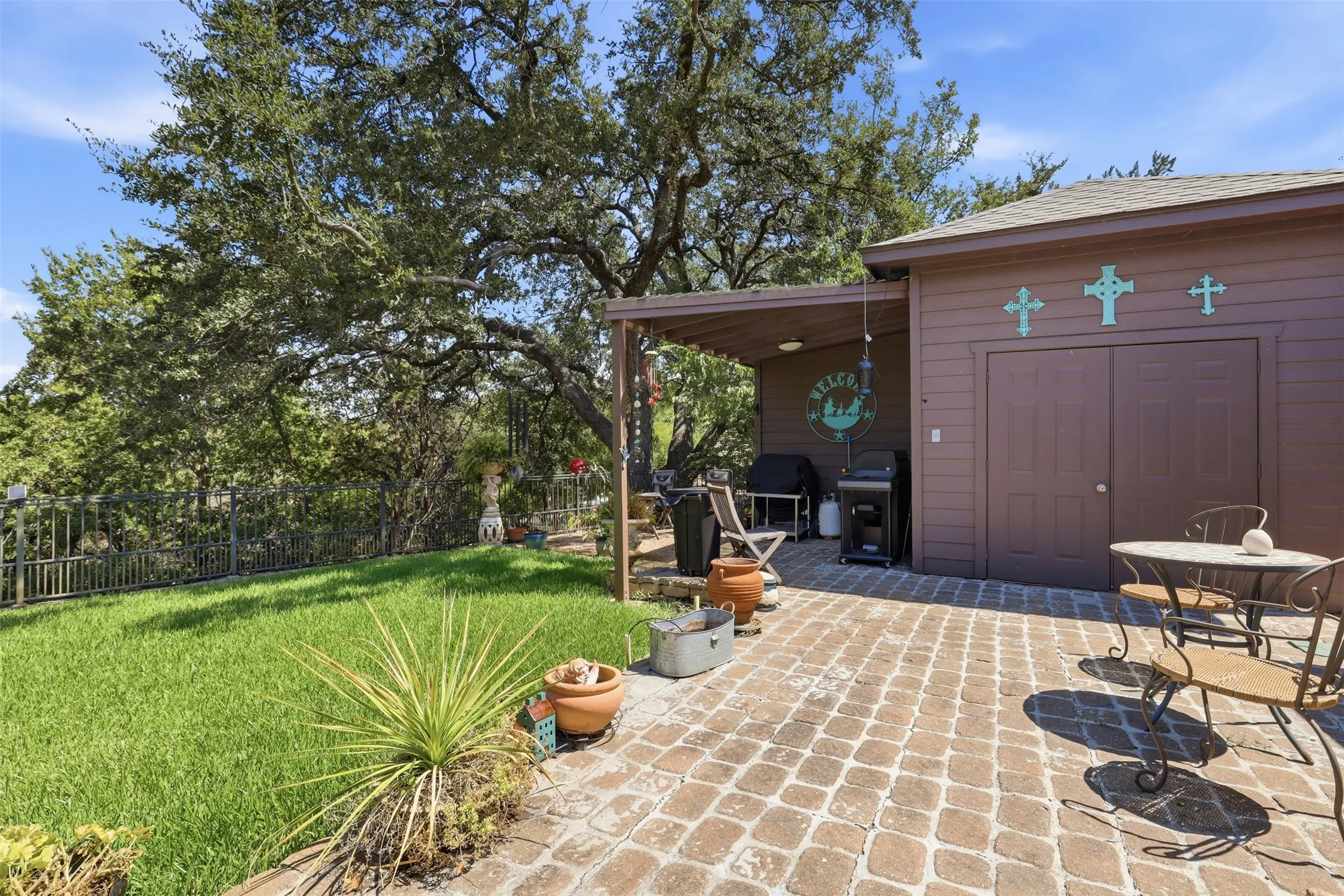 Single Family Residence For Sale in Hood County , 5004 Mohawk Court, De Cordova, Texas 76049, 3 Bedroom, 3 Bathroom, 2 Garage spaces, 2,627 Sqft, built in 2000, mls#21379530, Real Estate Agent in De Cordova, Homes For Sale in Hood county, Homes For Sale in De Cordova, Realtor in De Cordova Texas, Real Estate Brokerage Independent Realty Texas, Luminita Cordes Realtor
