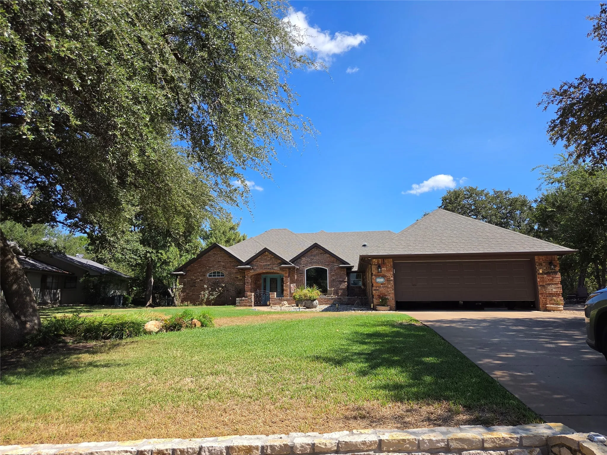 Single Family Residence For Sale in Hood County , 5004 Mohawk Court, De Cordova, Texas 76049, 3 Bedroom, 3 Bathroom, 2 Garage spaces, 2,627 Sqft, built in 2000, mls#21379530, Real Estate Agent in De Cordova, Homes For Sale in Hood county, Homes For Sale in De Cordova, Realtor in De Cordova Texas, Real Estate Brokerage Independent Realty Texas, Luminita Cordes Realtor