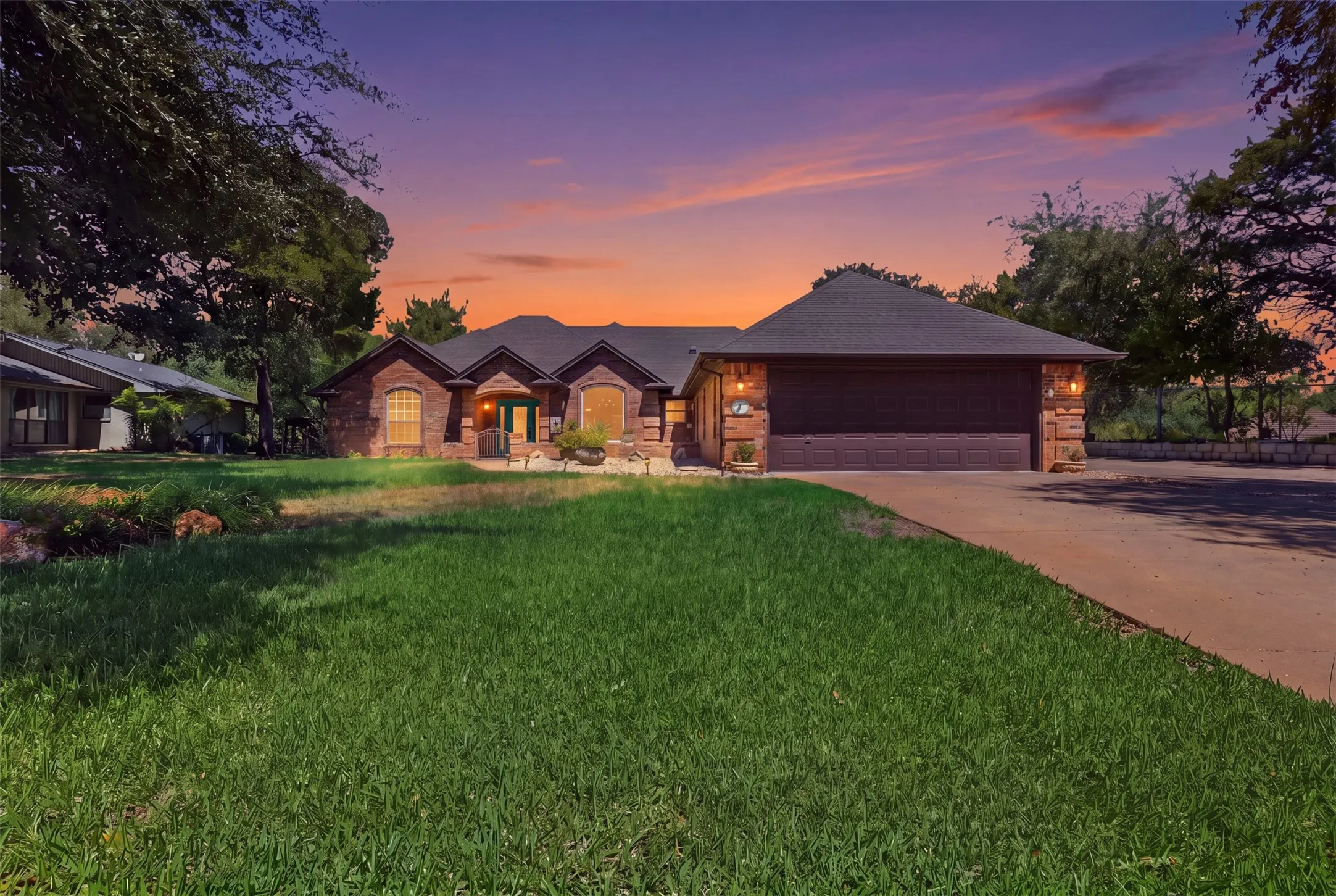Single Family Residence For Sale in Hood County , 5004 Mohawk Court, De Cordova, Texas 76049, 3 Bedroom, 3 Bathroom, 2 Garage spaces, 2,627 Sqft, built in 2000, mls#21379530, Real Estate Agent in De Cordova, Homes For Sale in Hood county, Homes For Sale in De Cordova, Realtor in De Cordova Texas, Real Estate Brokerage Independent Realty Texas, Luminita Cordes Realtor