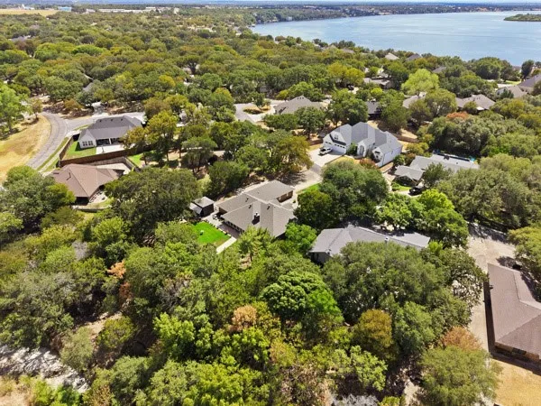 Single Family Residence For Sale in Hood County , 5004 Mohawk Court, De Cordova, Texas 76049, 3 Bedroom, 3 Bathroom, 2 Garage spaces, 2,627 Sqft, built in 2000, mls#21379530, Real Estate Agent in De Cordova, Homes For Sale in Hood county, Homes For Sale in De Cordova, Realtor in De Cordova Texas, Real Estate Brokerage Independent Realty Texas, Luminita Cordes Realtor