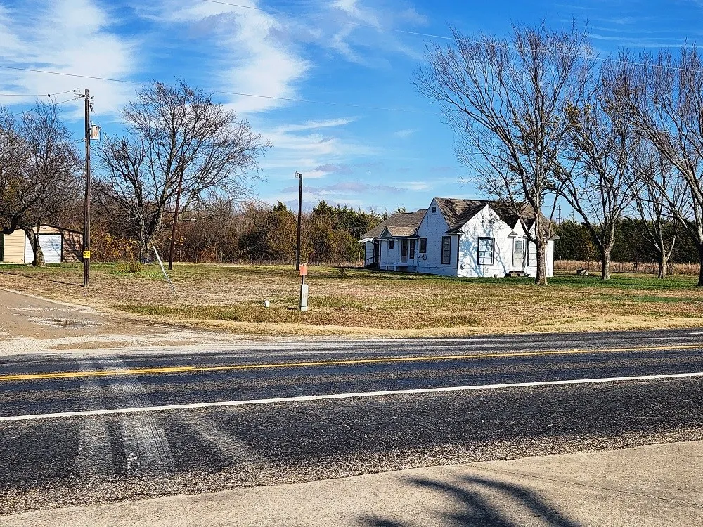 Single Family Residence For Rent in Fannin County , 4494 N US Highway 69, Leonard, Texas 75452, 3 Bedroom, 2 Bathroom, Garage spaces, 1,472 Sqft, built in 1940, mls#21379532, Real Estate Agent in Leonard, Homes For Rent in Fannin county, Homes For Rent in Leonard, Realtor in Leonard Texas, Real Estate Brokerage Independent Realty Texas, Luminita Cordes Realtor