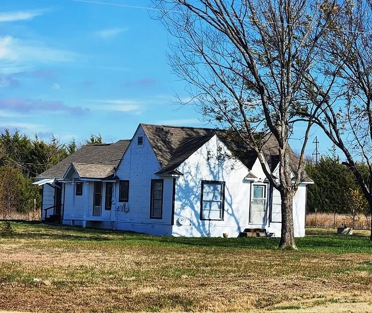 Single Family Residence For Rent in Fannin County , 4494 N US Highway 69, Leonard, Texas 75452, 3 Bedroom, 2 Bathroom, Garage spaces, 1,472 Sqft, built in 1940, mls#21379532, Real Estate Agent in Leonard, Homes For Rent in Fannin county, Homes For Rent in Leonard, Realtor in Leonard Texas, Real Estate Brokerage Independent Realty Texas, Luminita Cordes Realtor