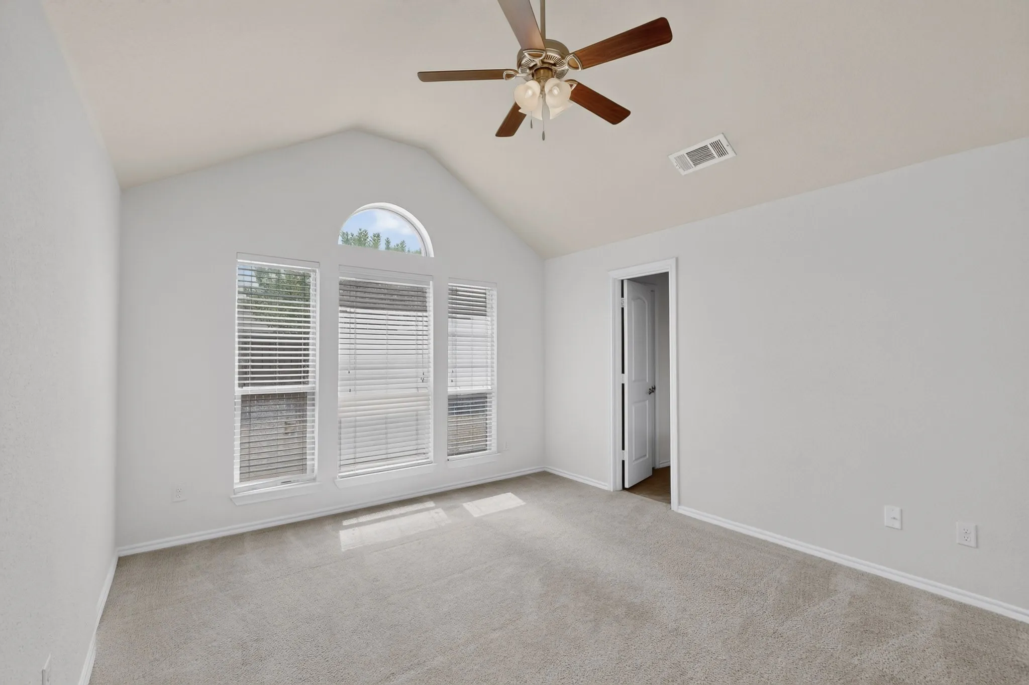 Single Family Residence For Rent in Denton County , 408 Windridge Drive, Little Elm, Texas 75068, 3 Bedroom, 2 Bathroom, 2 Garage spaces, 1,502 Sqft, built in 2014, mls#21341530, Real Estate Agent in Little Elm, Homes For Rent in Denton county, Homes For Rent in Little Elm, Realtor in Little Elm Texas, Real Estate Brokerage Independent Realty Texas, Luminita Cordes Realtor