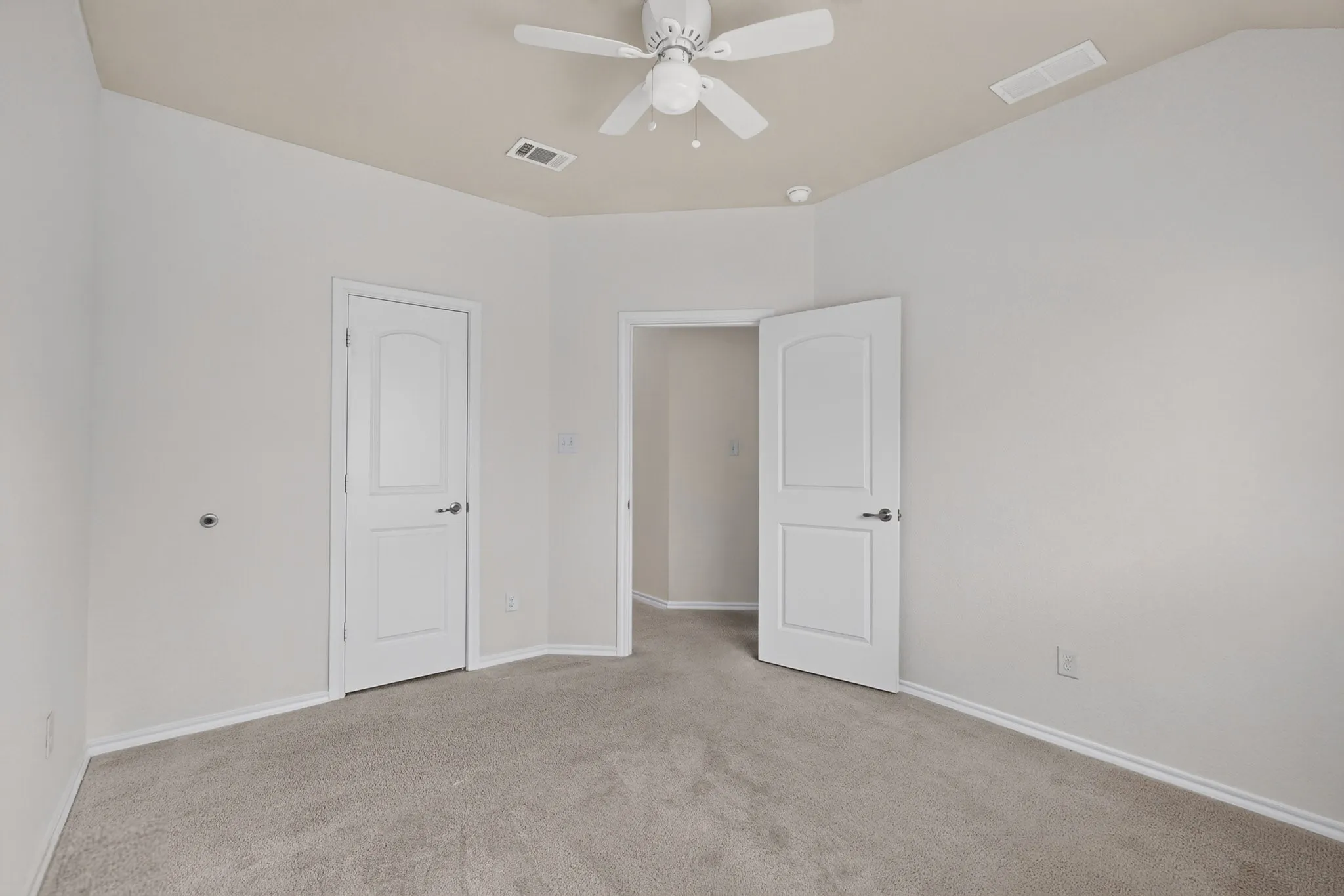 Neutral wall finishes, textured carpet, white ceiling fan, recessed lighting, and white trim