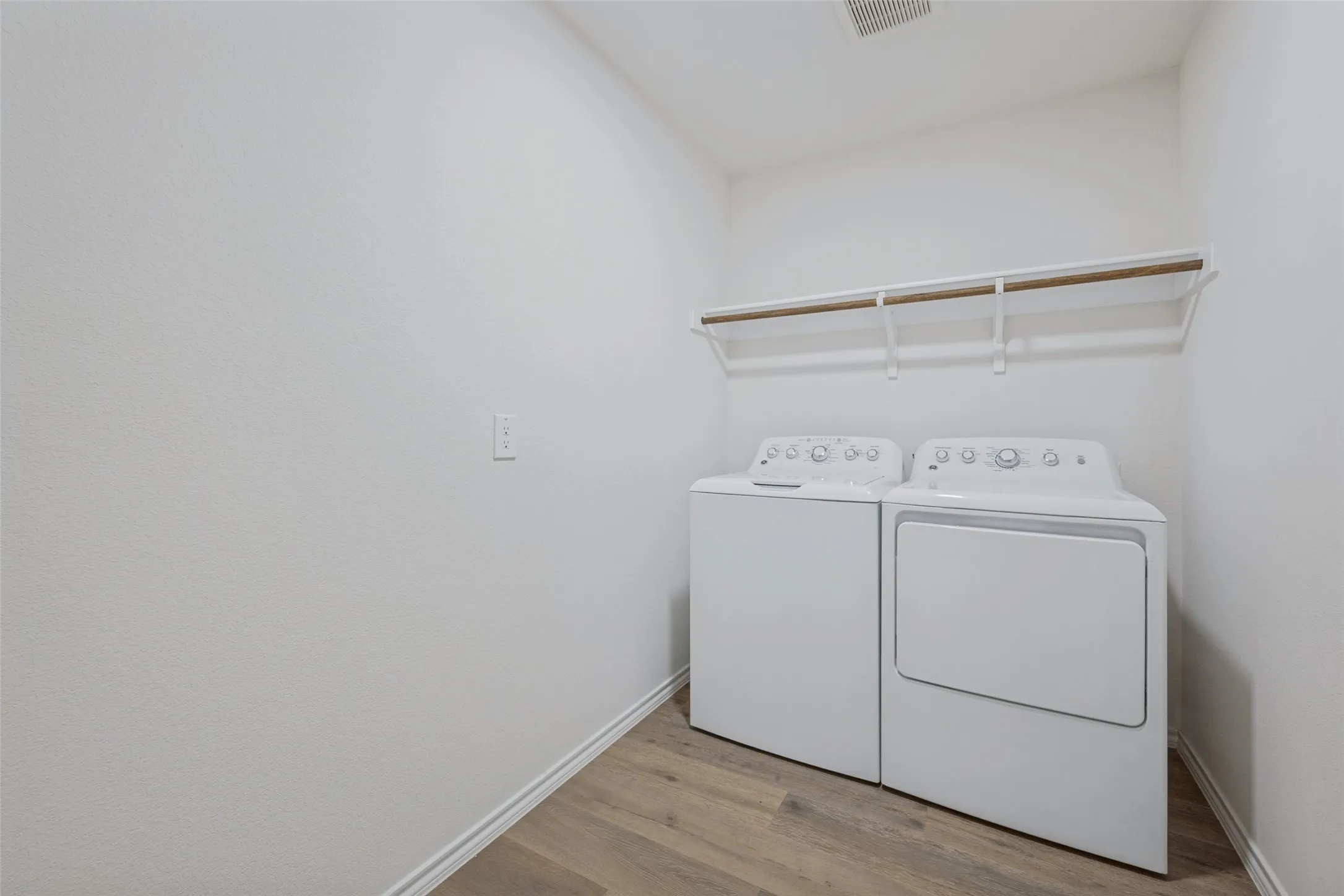 Single Family Residence For Sale in Denton County , 1104 Saddlehorn Drive, Denton, Texas 76207, 5 Bedroom, 2 Bathroom, 2 Garage spaces, 1,949 Sqft, built in 2022, mls#21379535, Real Estate Agent in Denton, Homes For Sale in Denton county, Homes For Sale in Denton, Realtor in Denton Texas, Real Estate Brokerage Independent Realty Texas, Luminita Cordes Realtor